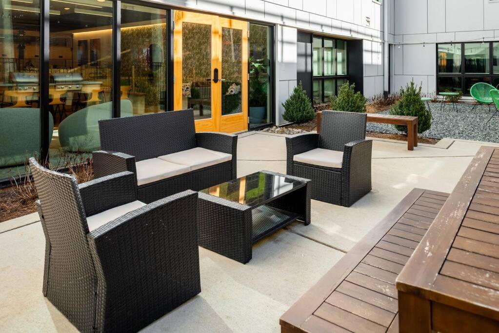 Luxurious & Comfy Downtown Oasis ~ Views ~ Parking