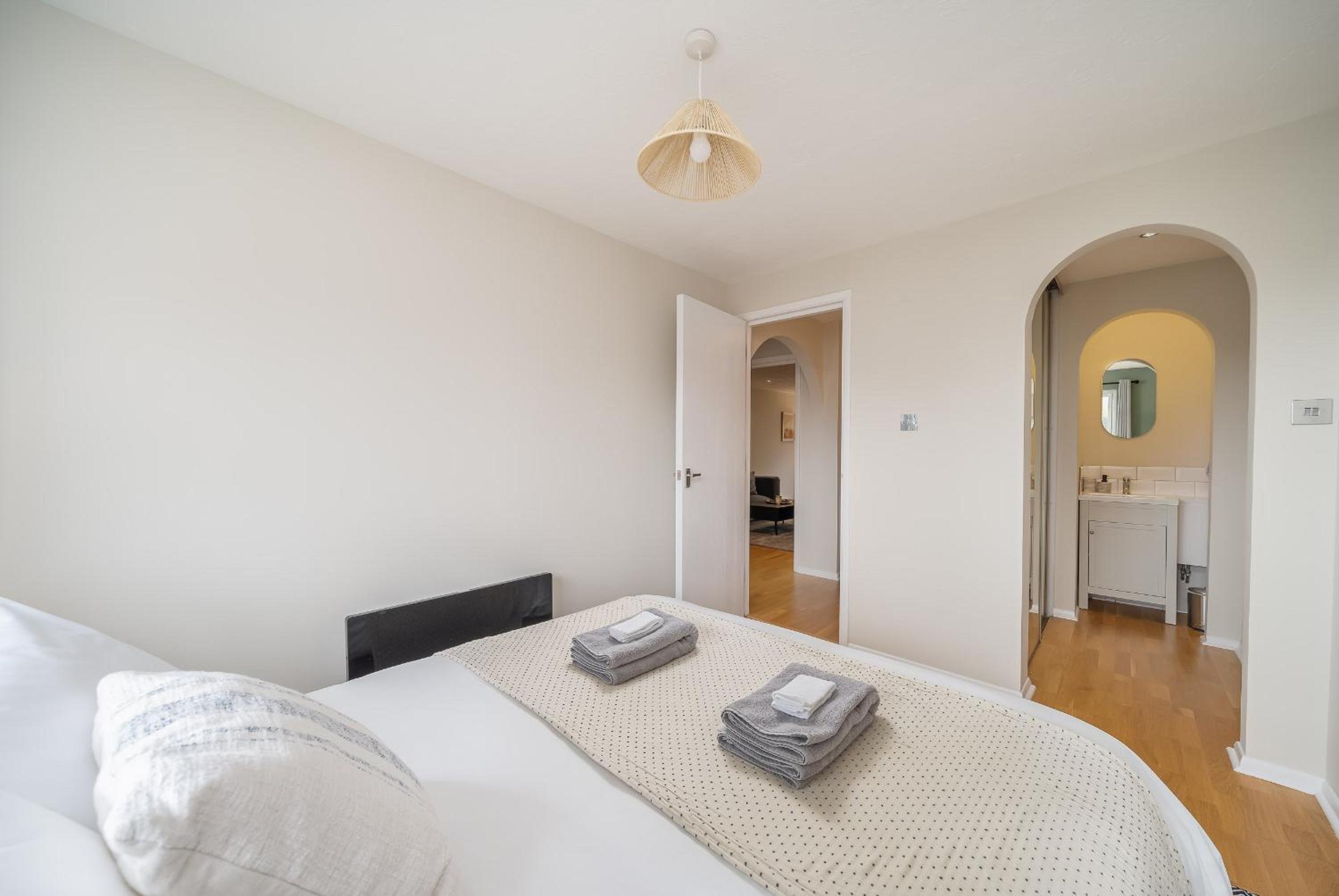 Homely and Stylish Bermondsey Apartment with Parking