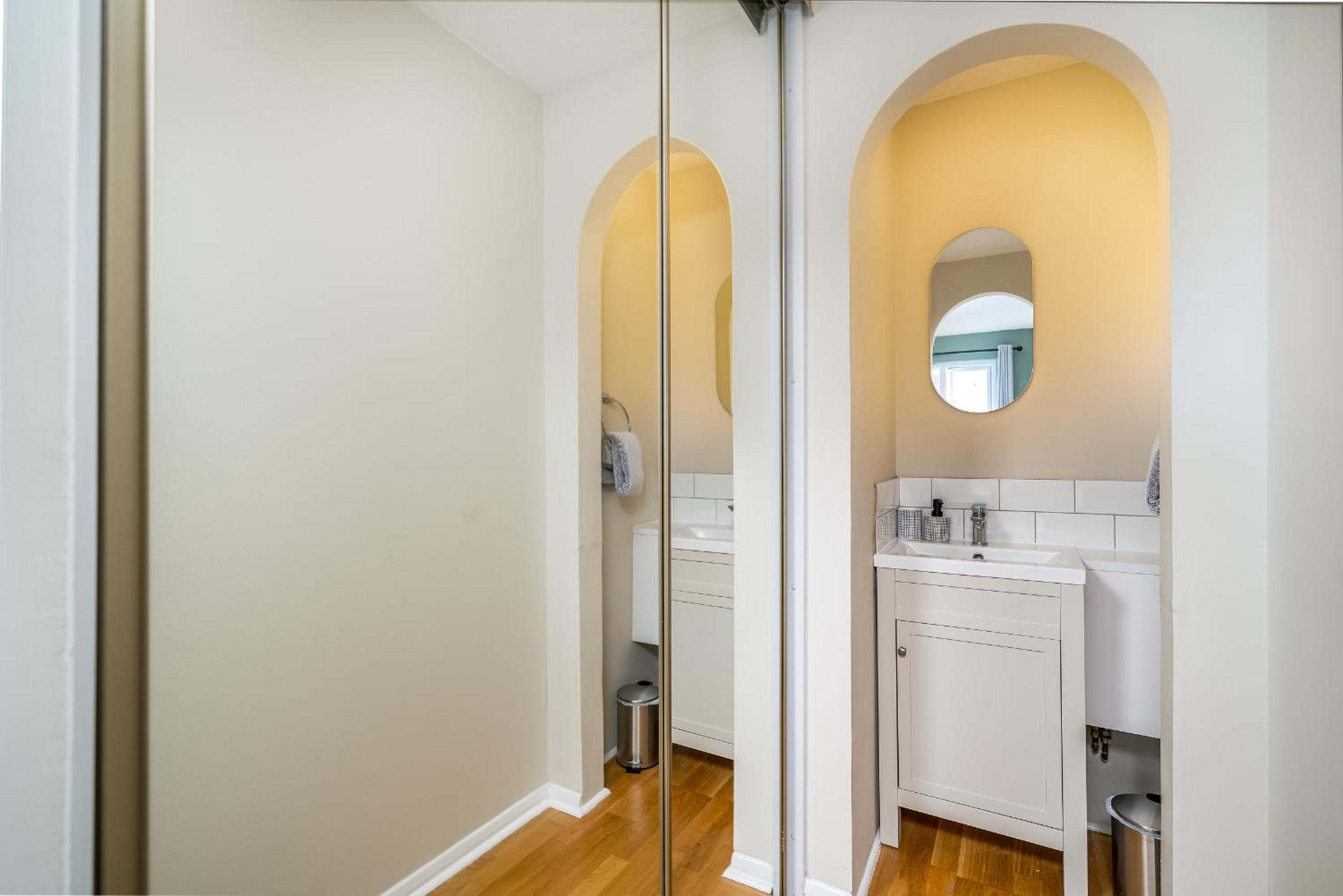 Homely and Stylish Bermondsey Apartment with Parking