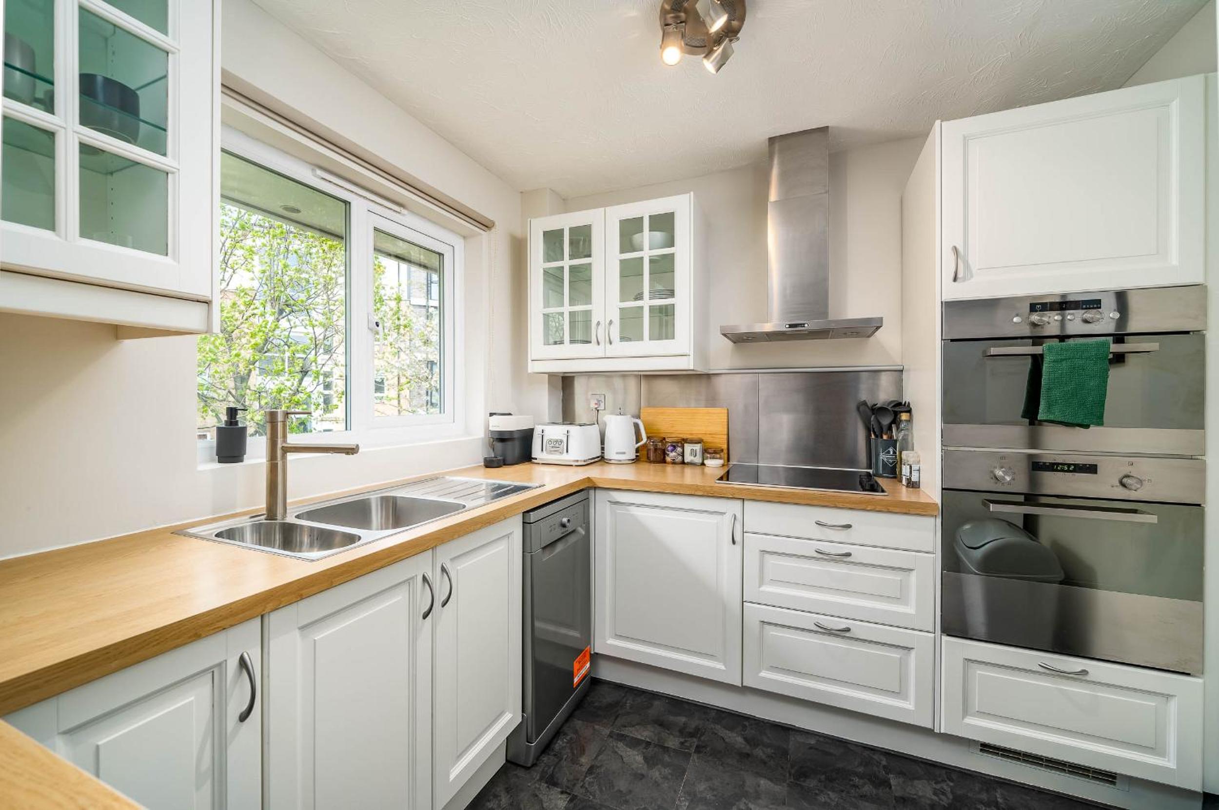 Homely and Stylish Bermondsey Apartment with Parking