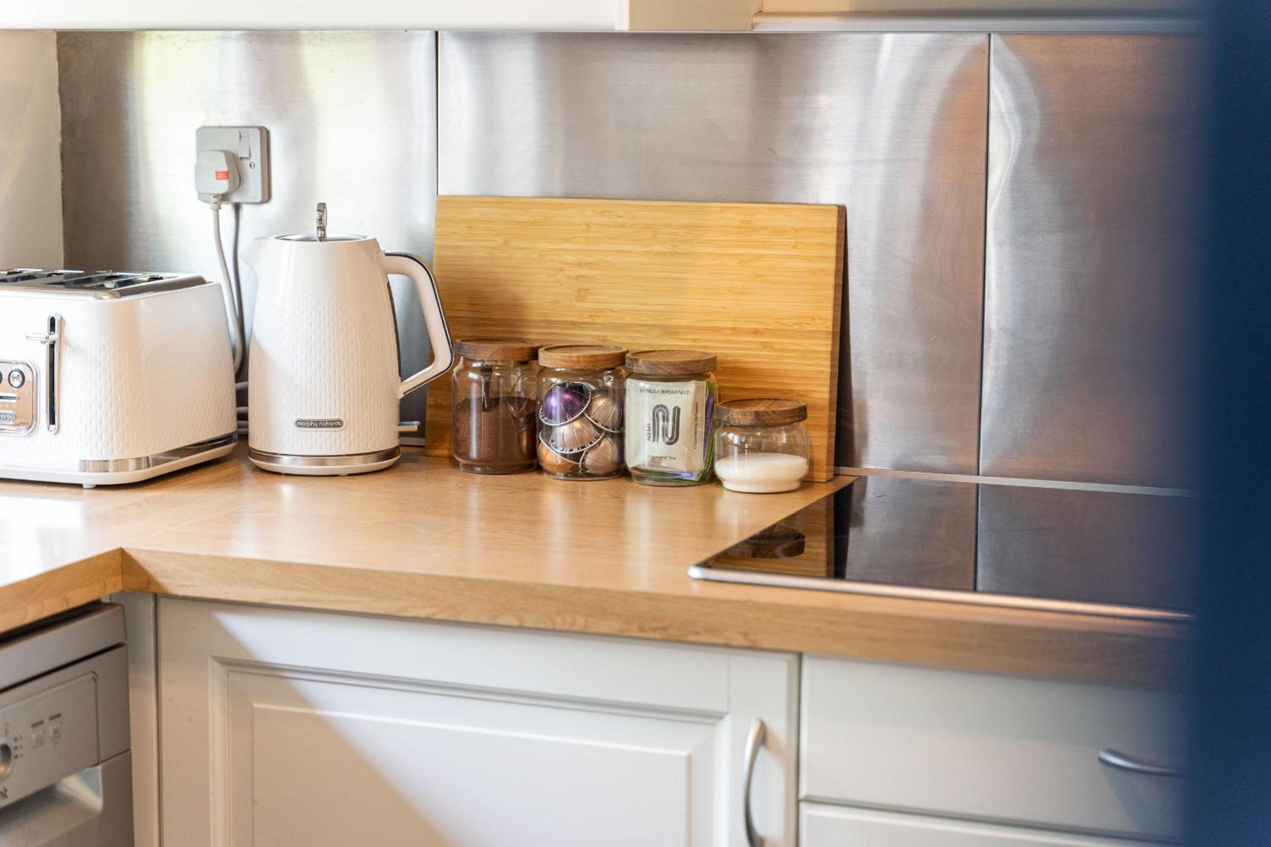 Homely and Stylish Bermondsey Apartment with Parking