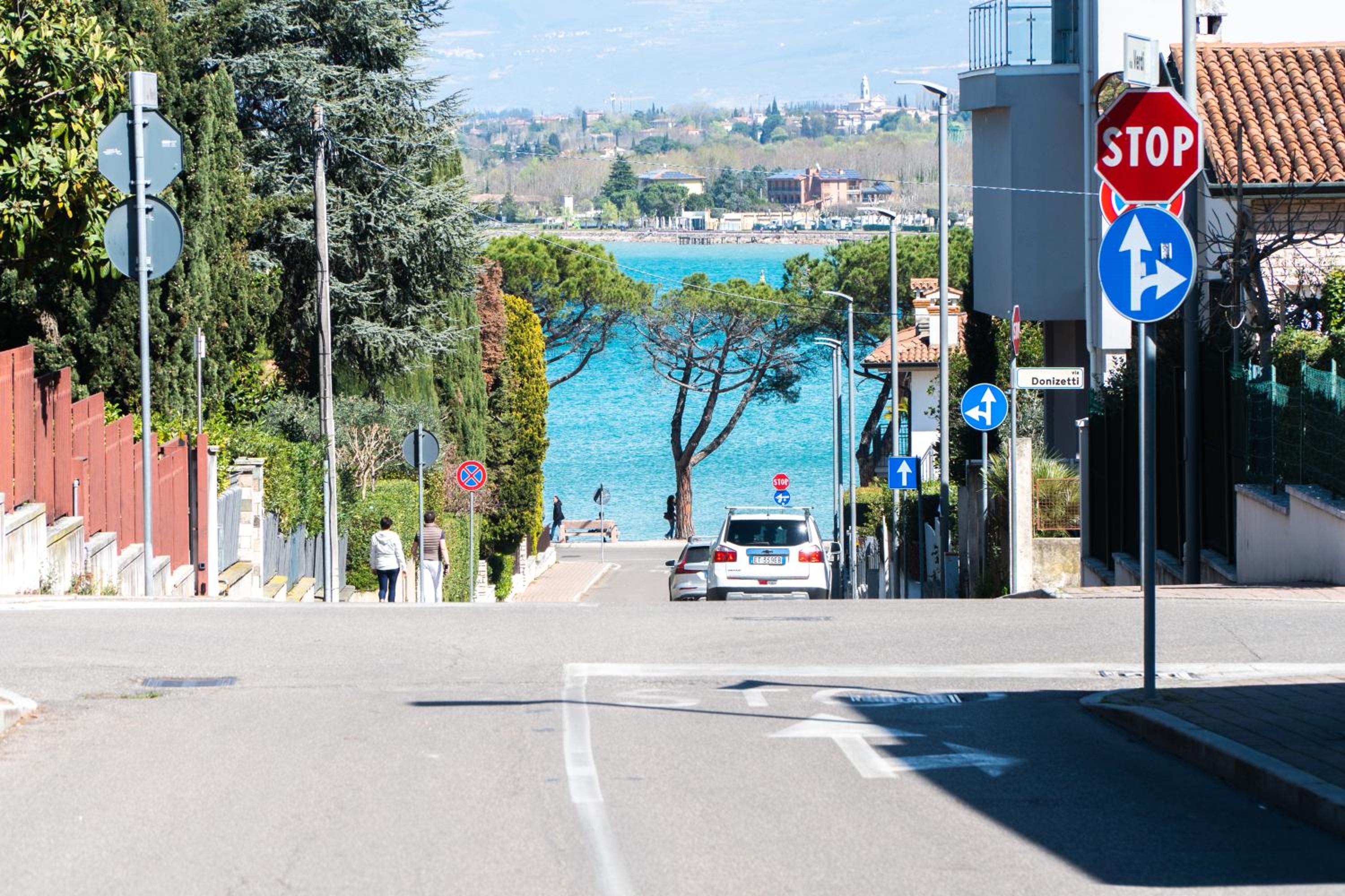 Viale della Repubblica free parking e Wifi 1 minute to Garda Lake view 2