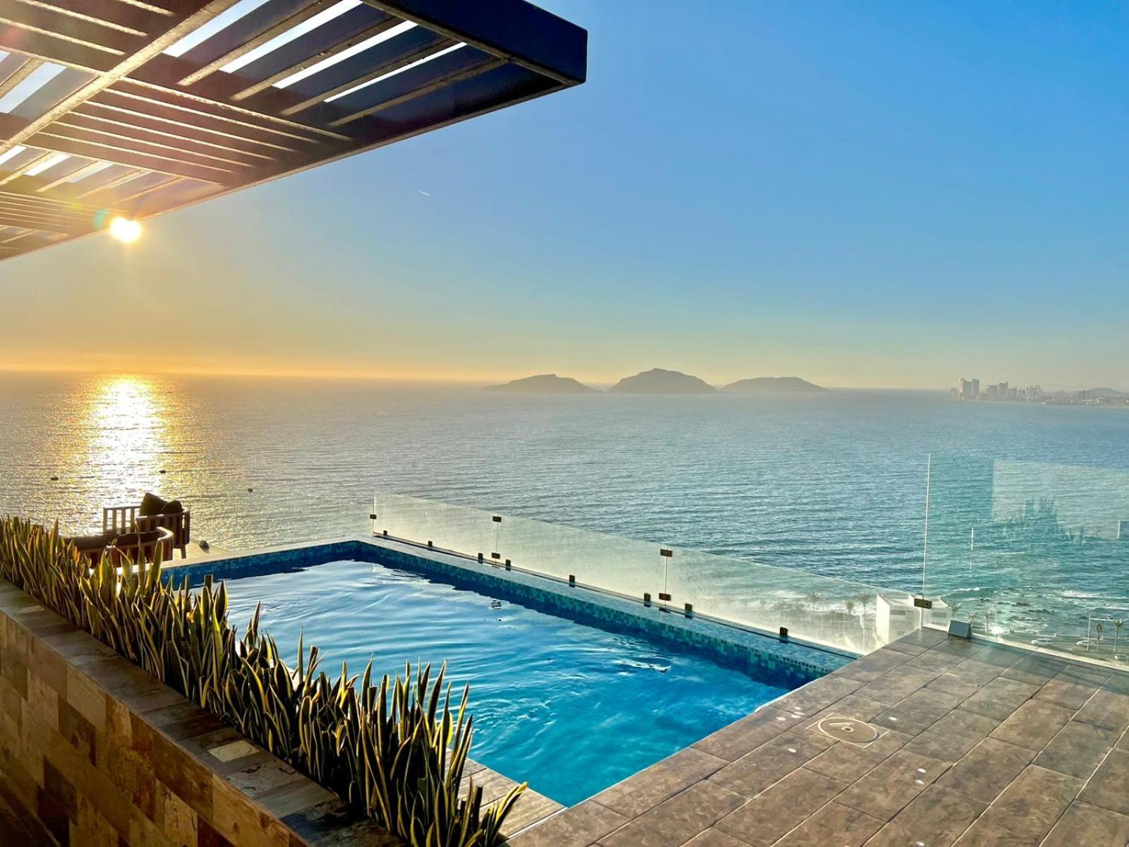Sunset Tower vista al mar view 3