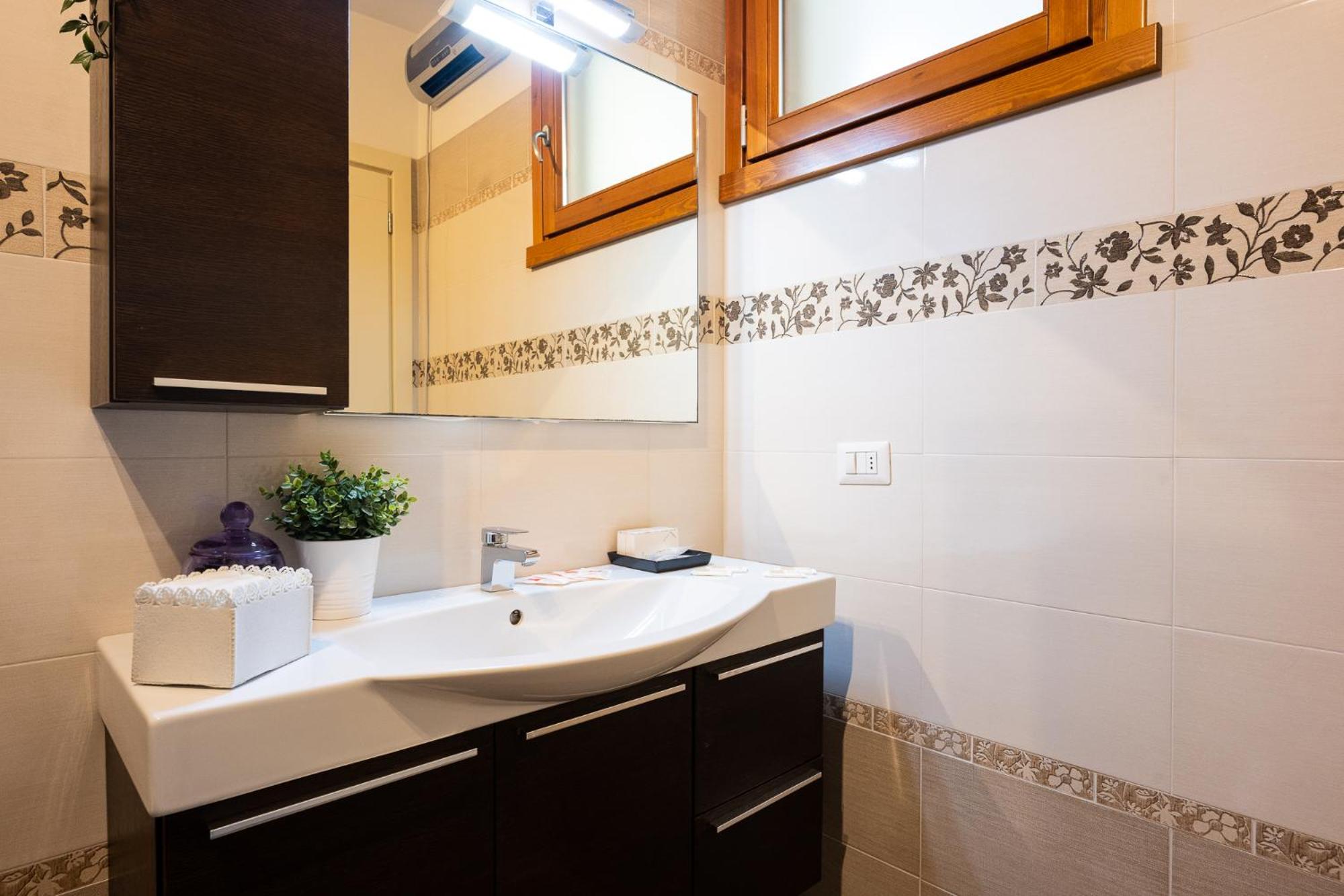 Elegant Location in Florence - 2 FREE PARKING!