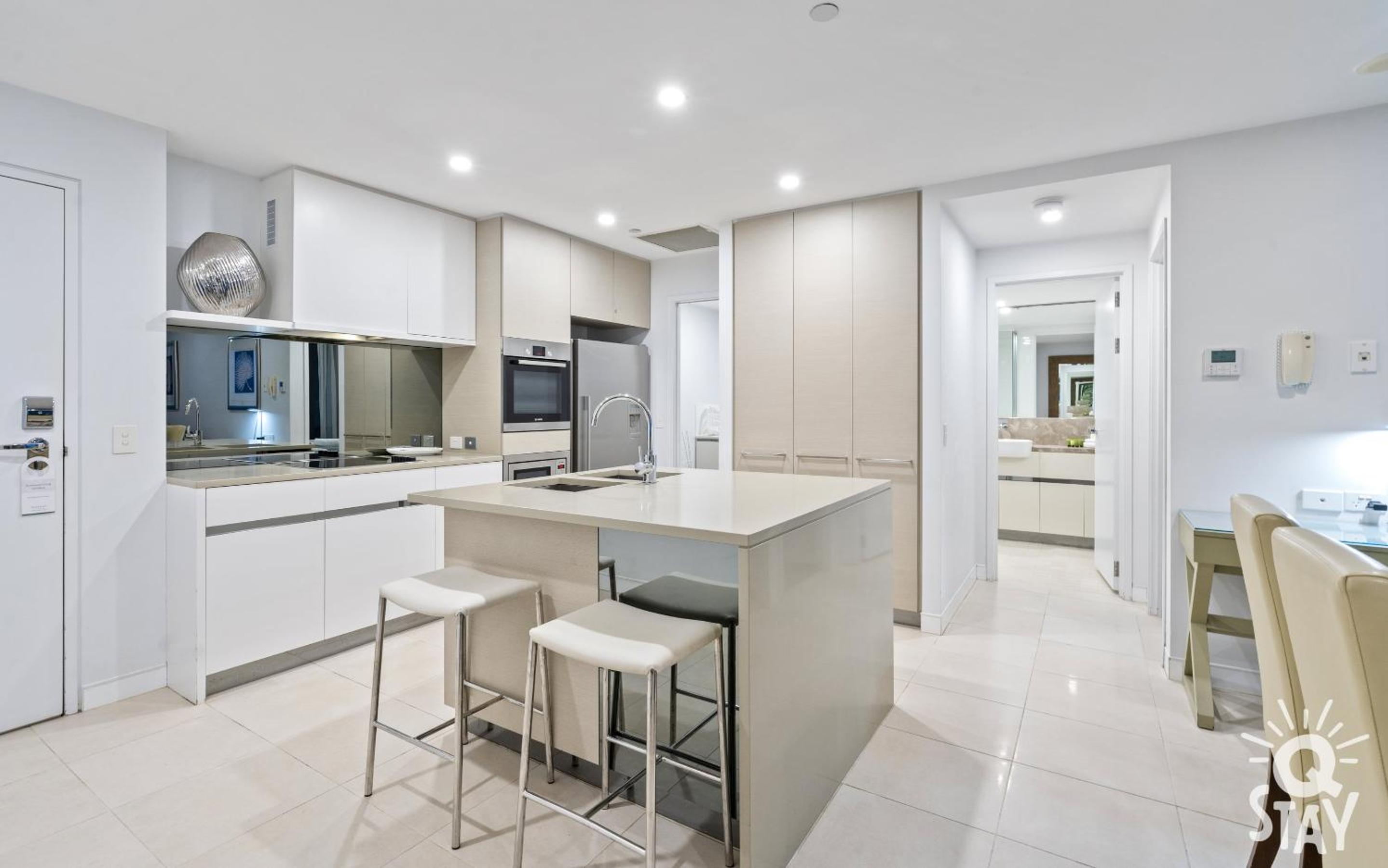 Soul Surfers Paradise MID WEEK MADNESS DEAL - Q Stay