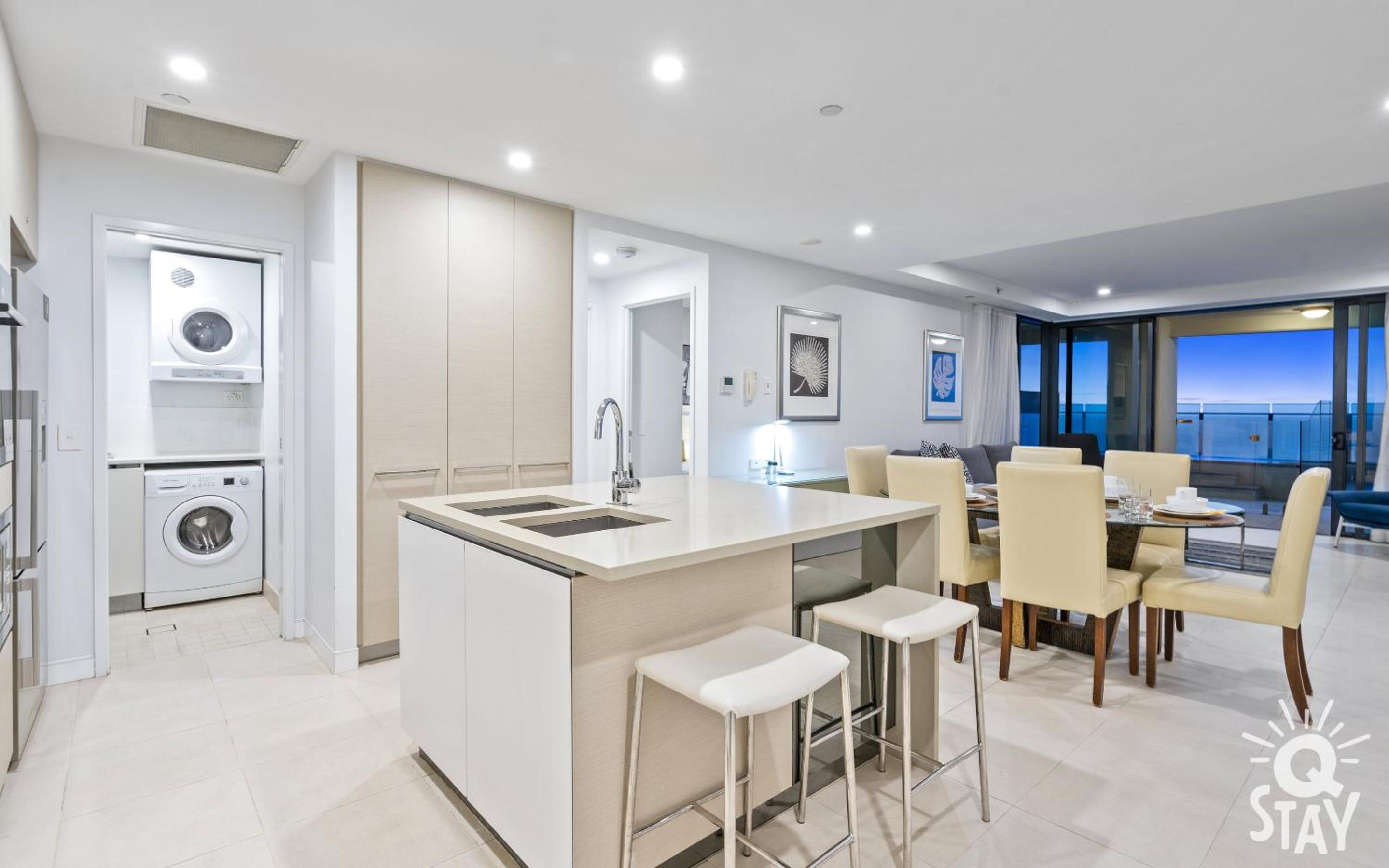 Soul Surfers Paradise MID WEEK MADNESS DEAL - Q Stay