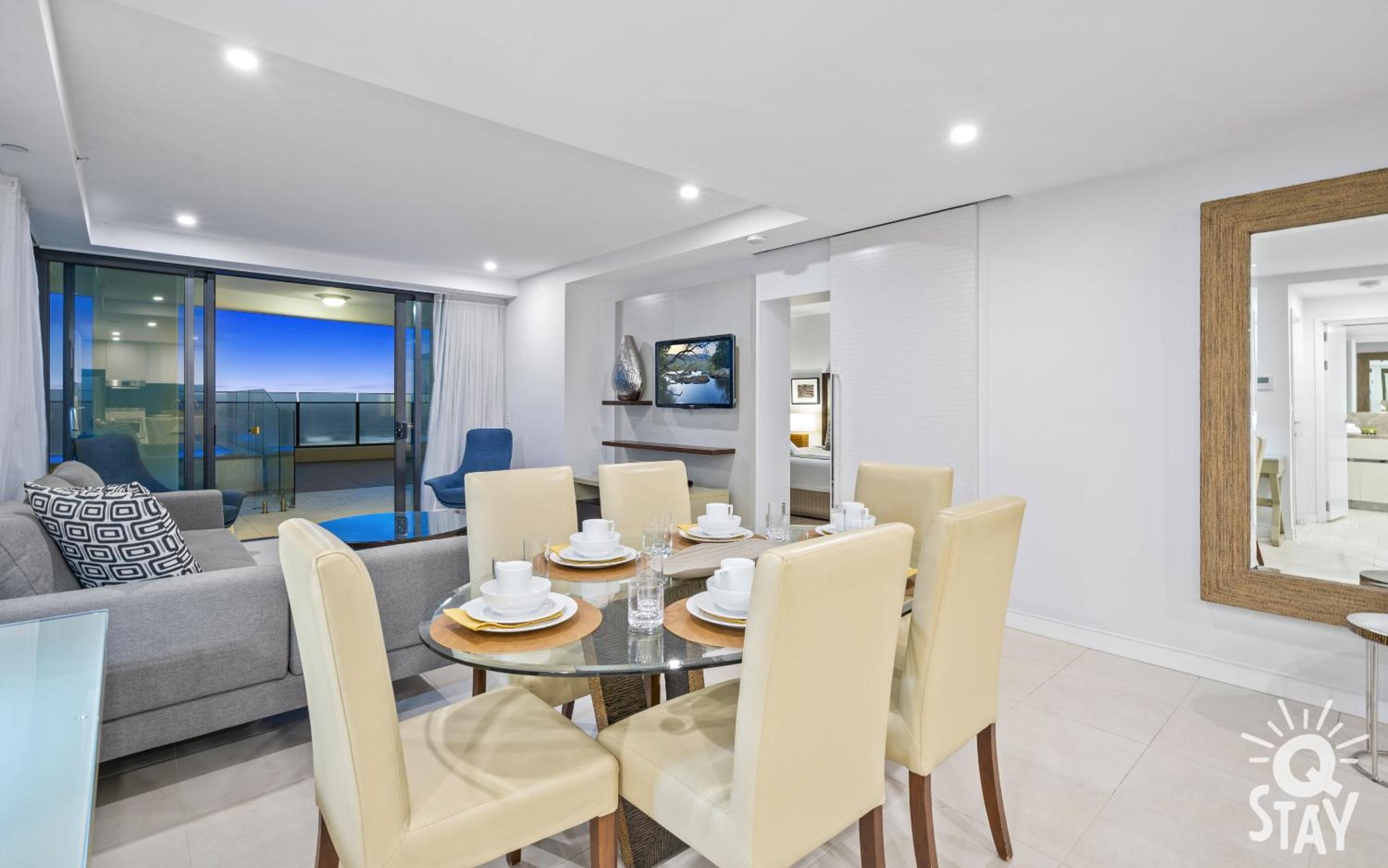 Soul Surfers Paradise MID WEEK MADNESS DEAL - Q Stay