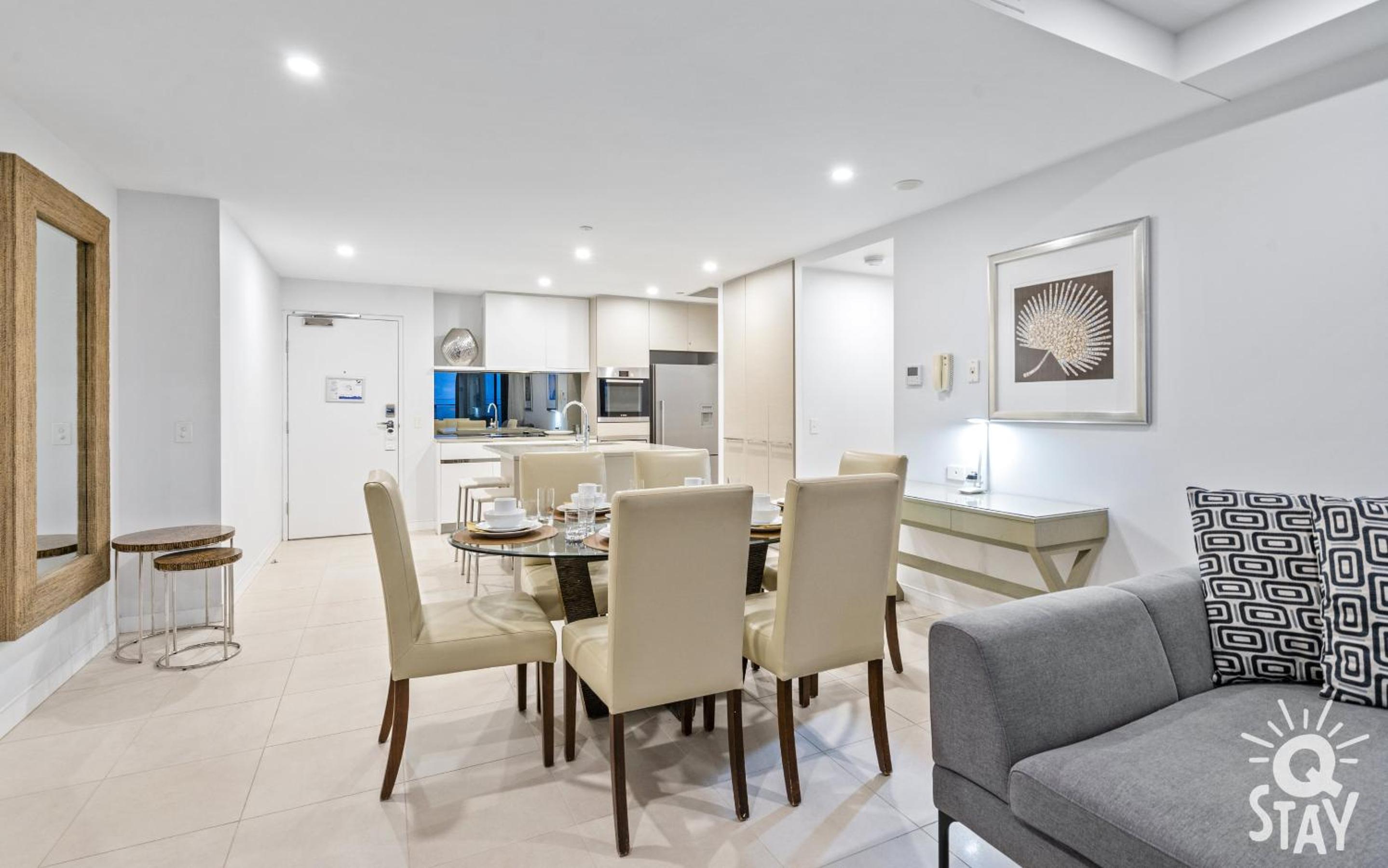 Soul Surfers Paradise MID WEEK MADNESS DEAL - Q Stay
