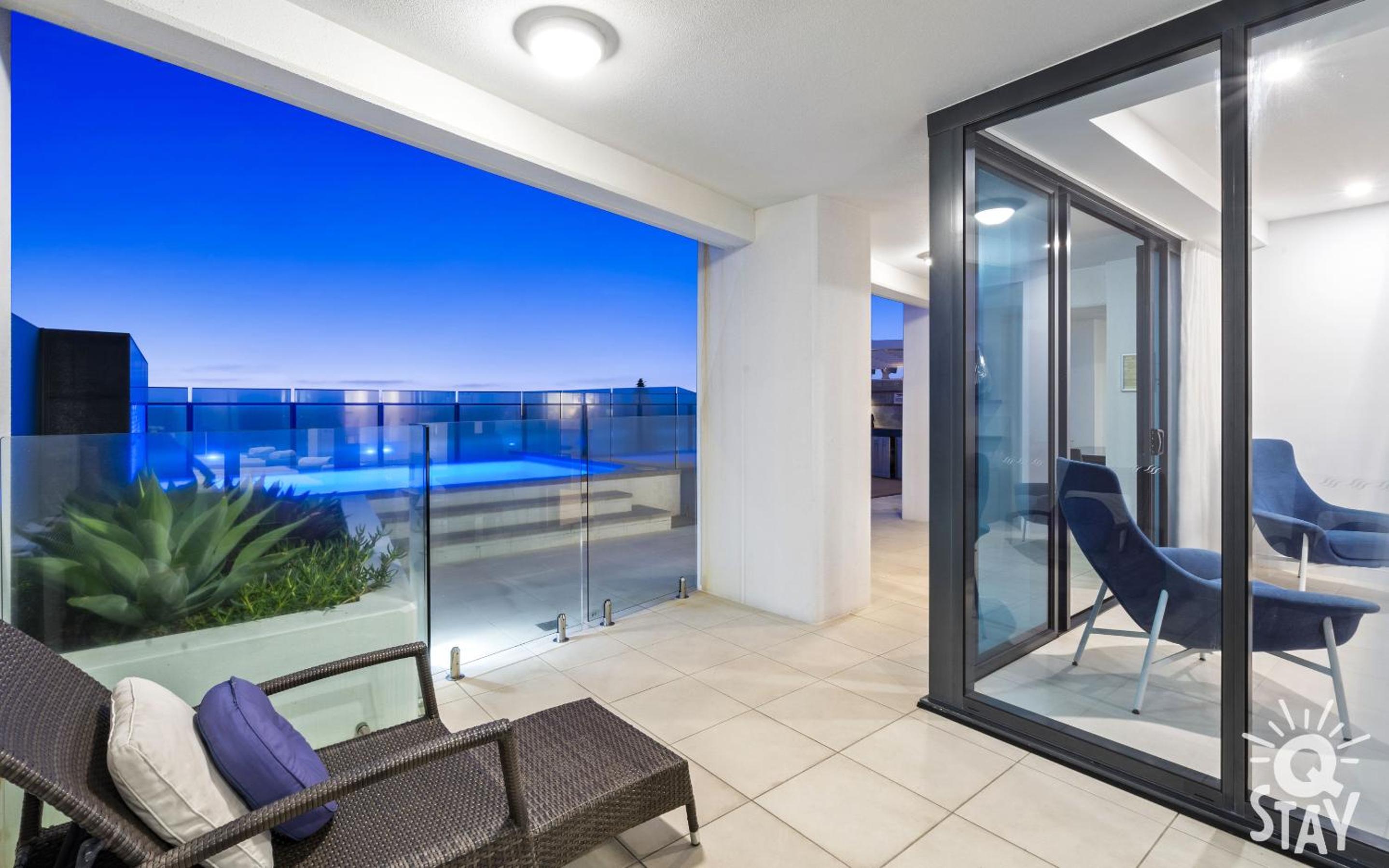 Soul Surfers Paradise MID WEEK MADNESS DEAL - Q Stay