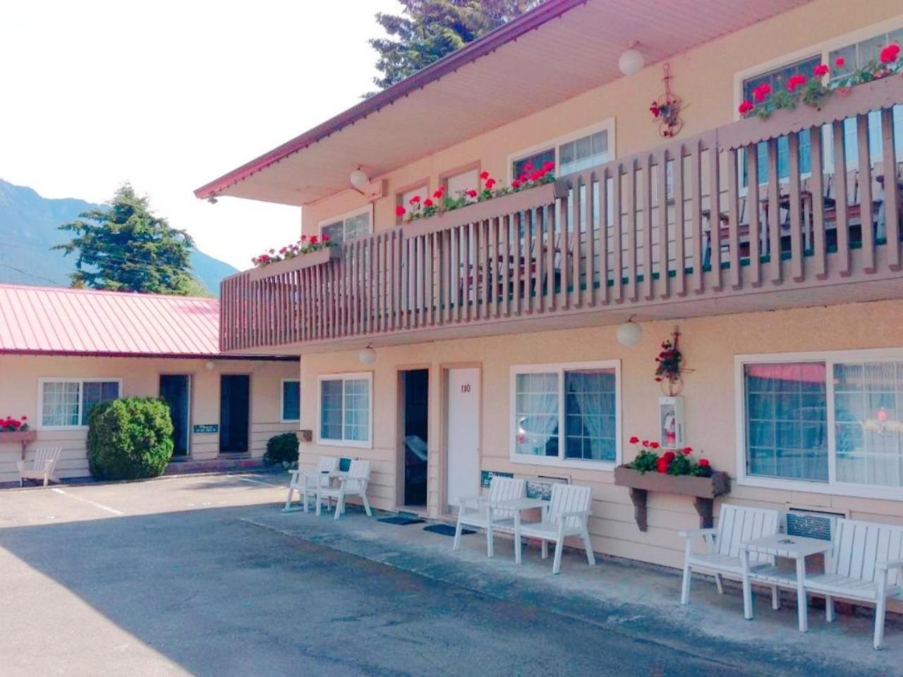 Red Roof Motor Inn - Image 5