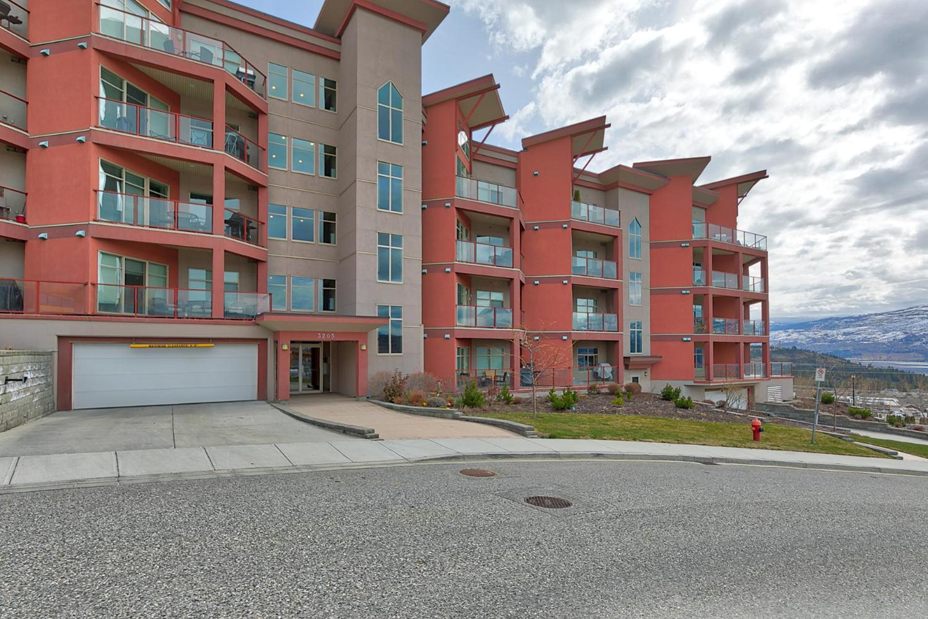 Stay In The Okanagan - Copper Sky, West Kelowna