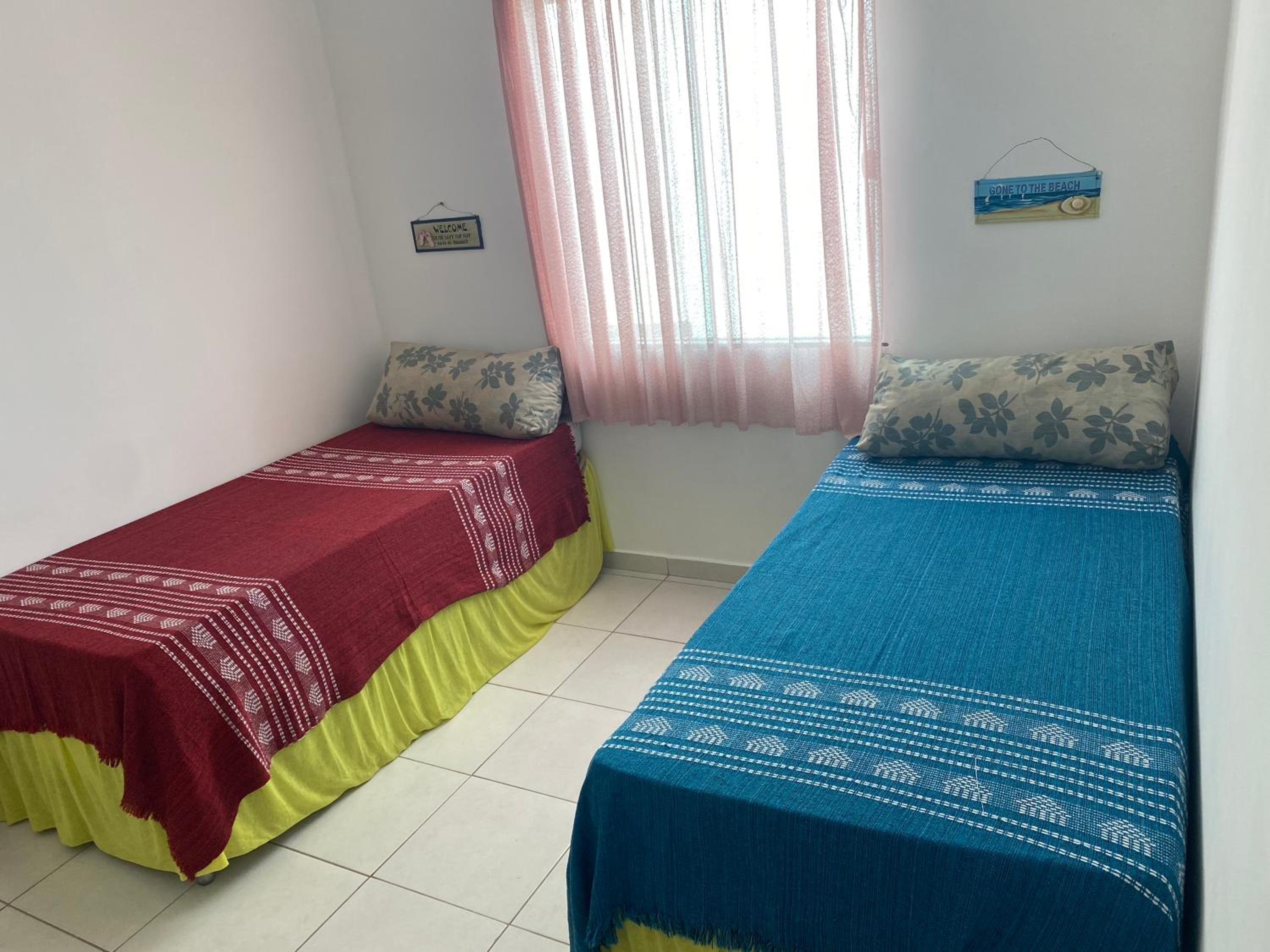CASAS DUPLEX 2 QUARTOS na beira da praia de Figueira - Arraial do Cabo - RJ - Máx 5 hóspedes com 2 suítes, ou Máx 7 Hóspedes com sala de TV e churrasqueira