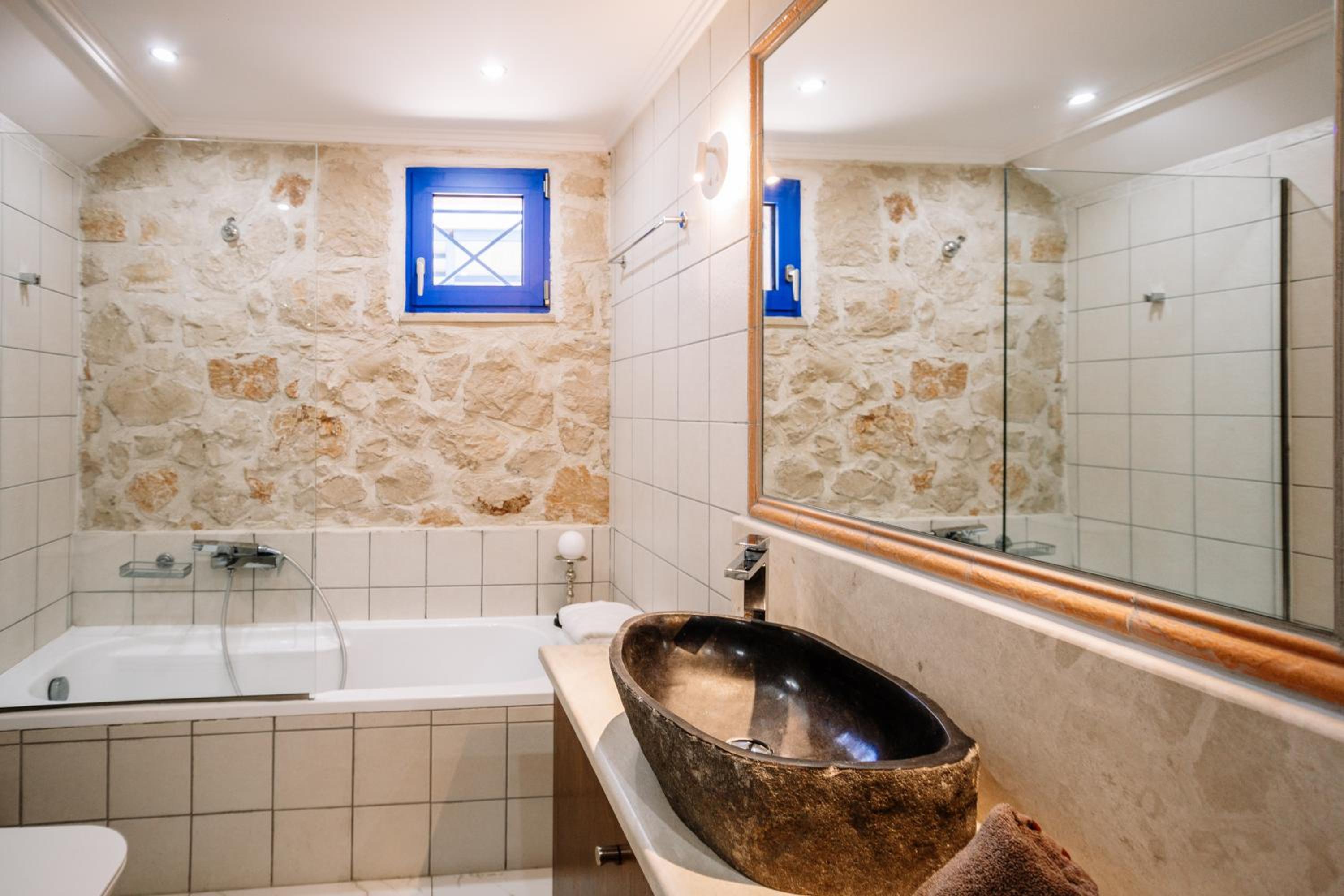 Villa Rosemarie - Luxurious Villa with Pool Just Steps Away from the Sea By Villa Mana Gers