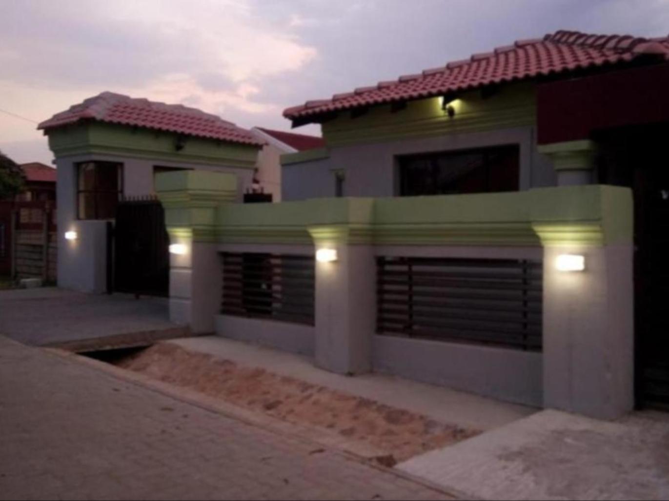 Kwa-Ntokozo Guesthouse-Kwamhlanga view 2