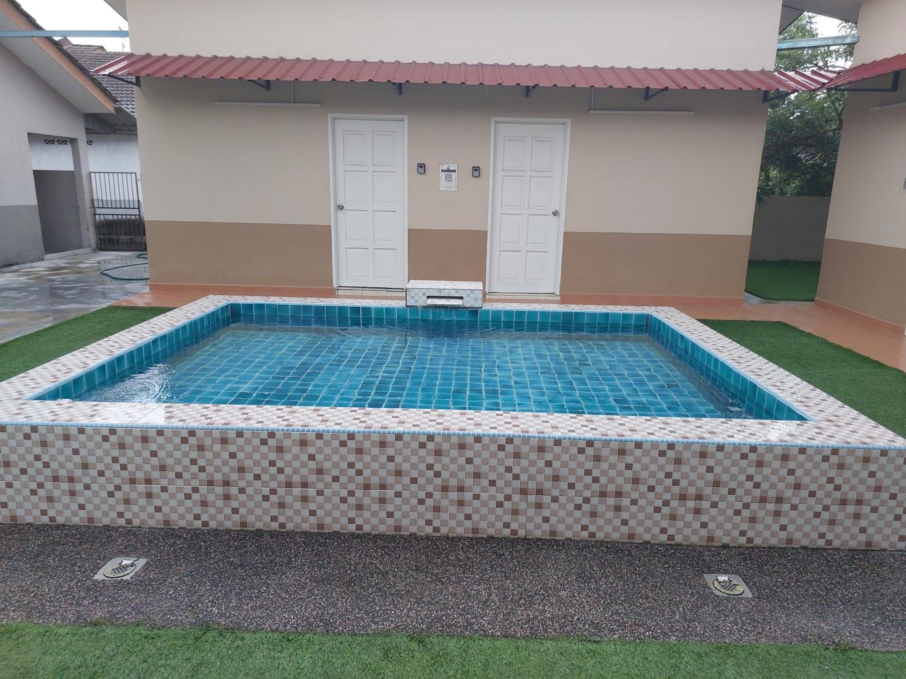 Swimming pool with 5 bedroom house Full AC near Stadium Hang Jebat photo 5