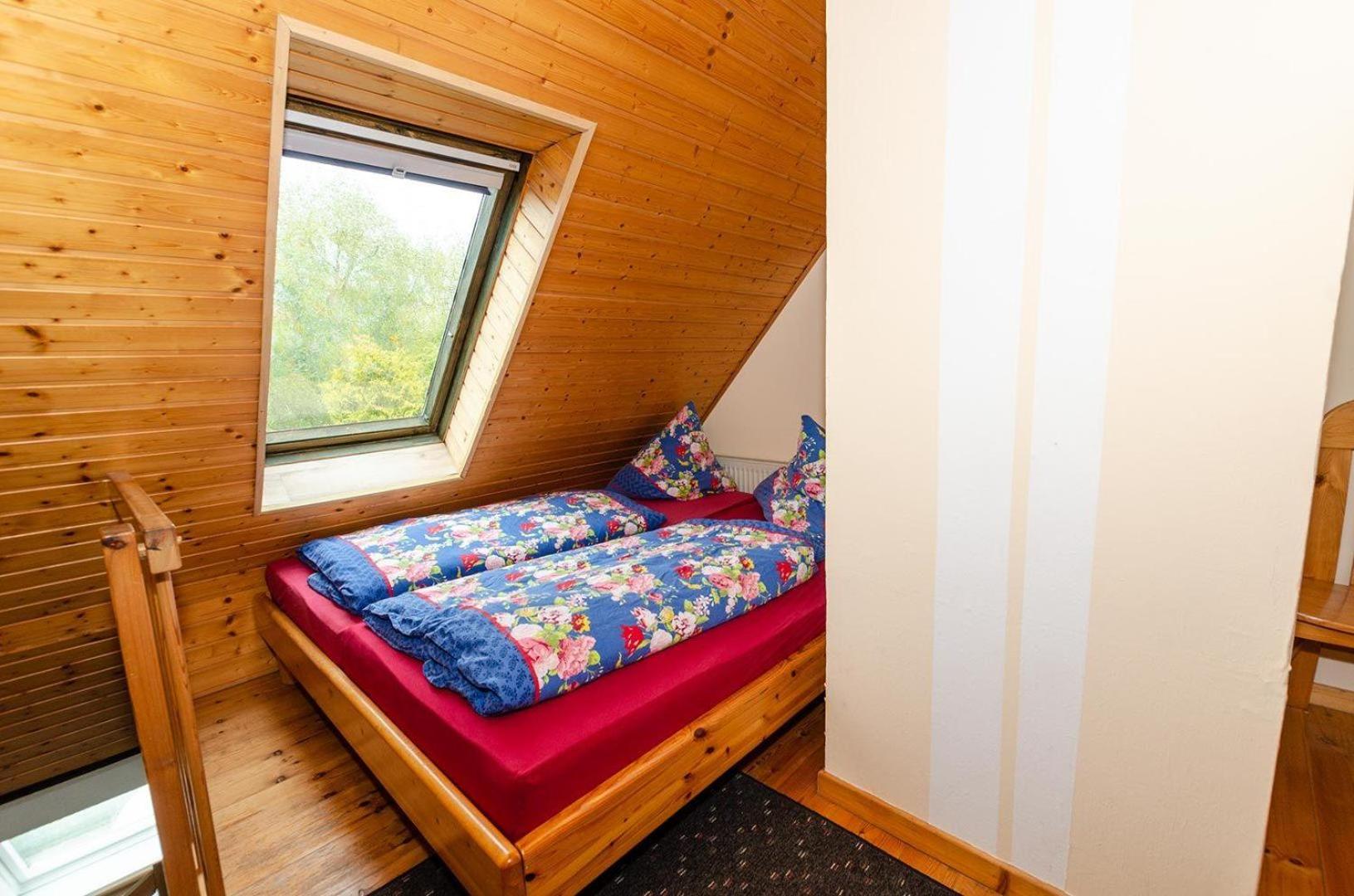 Ferienwohnung-auf-Ruegen-fuer-3-Erwachsene-und-1-Kind-in-Schaprode-Zi6 view 4