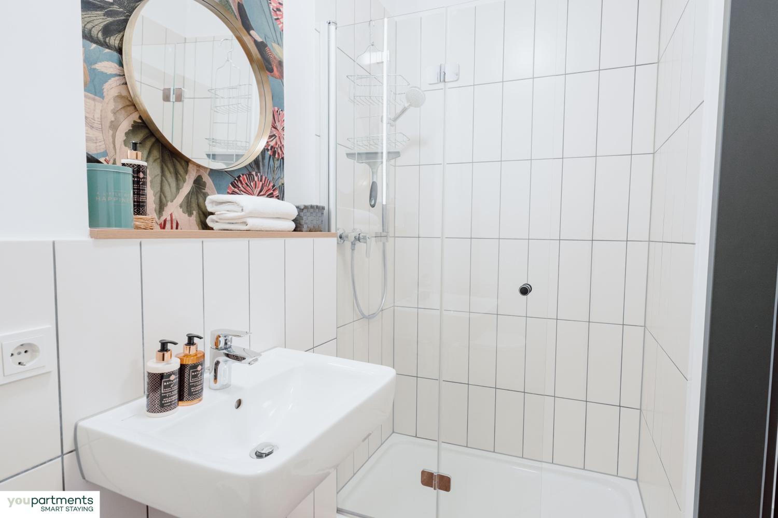 City-Studio im Innenhof mit Boxspring-Bett und Community-Raum
