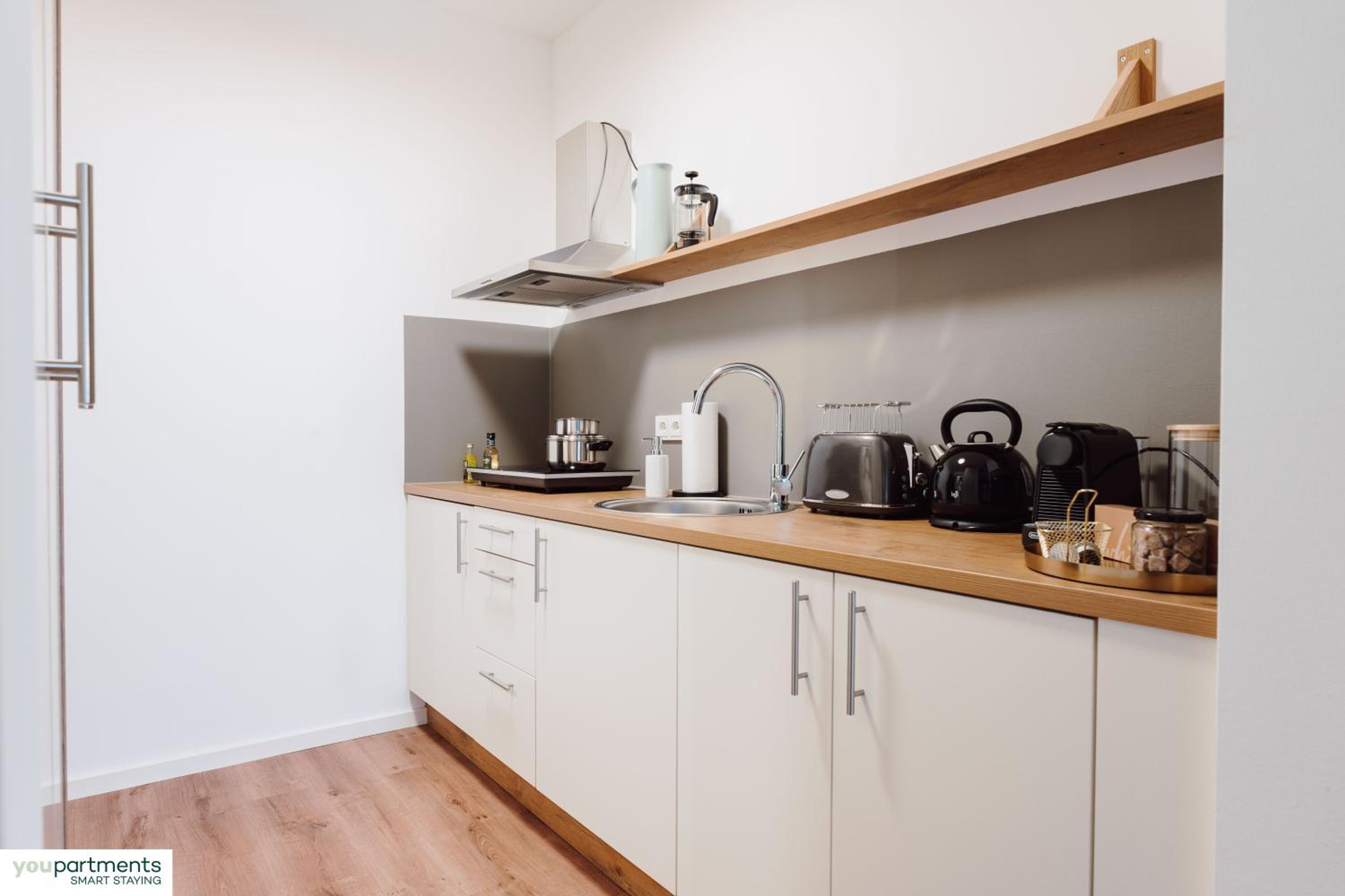 City-Studio im Innenhof mit Boxspring-Bett und Community-Raum