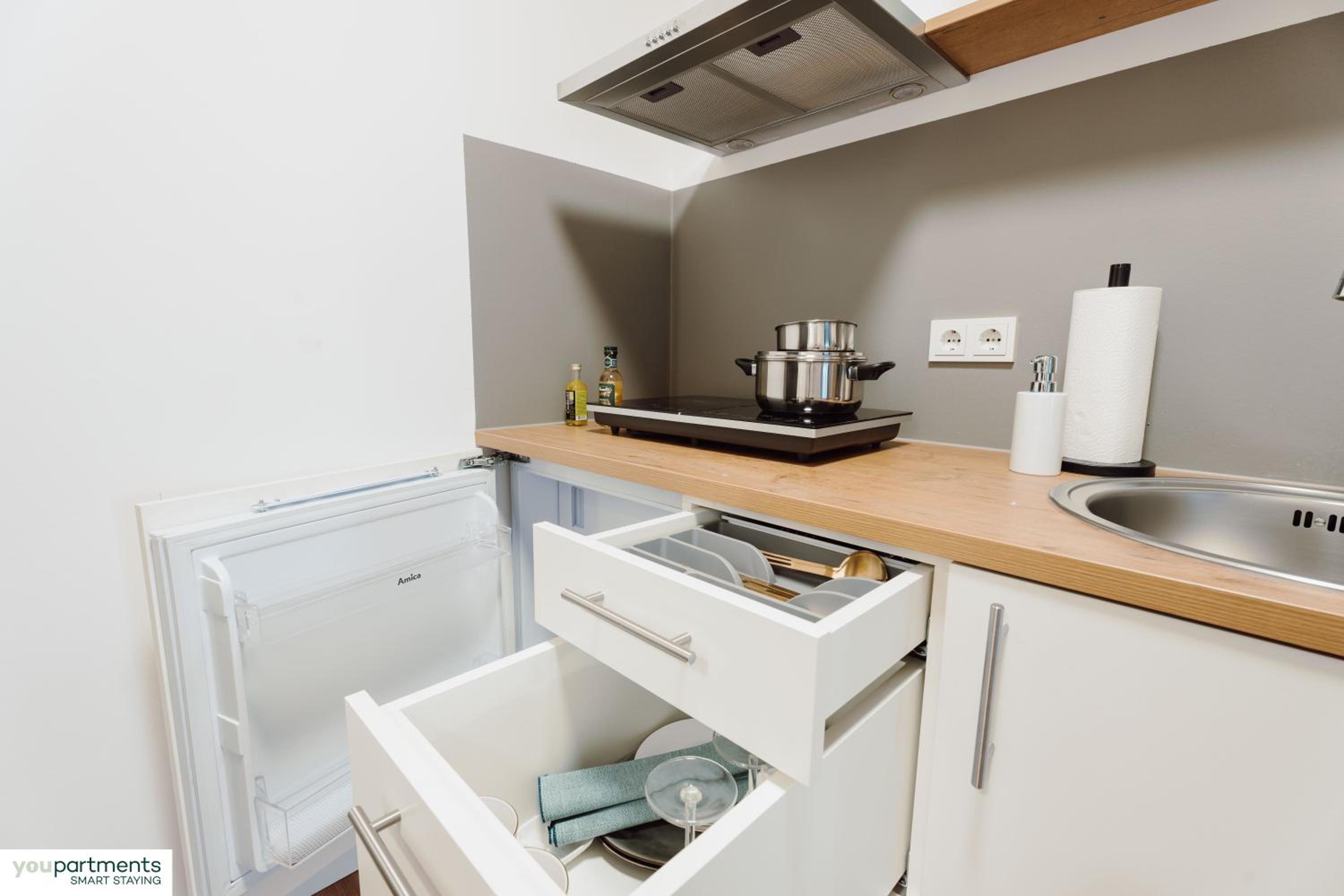 City-Studio im Innenhof mit Boxspring-Bett und Community-Raum