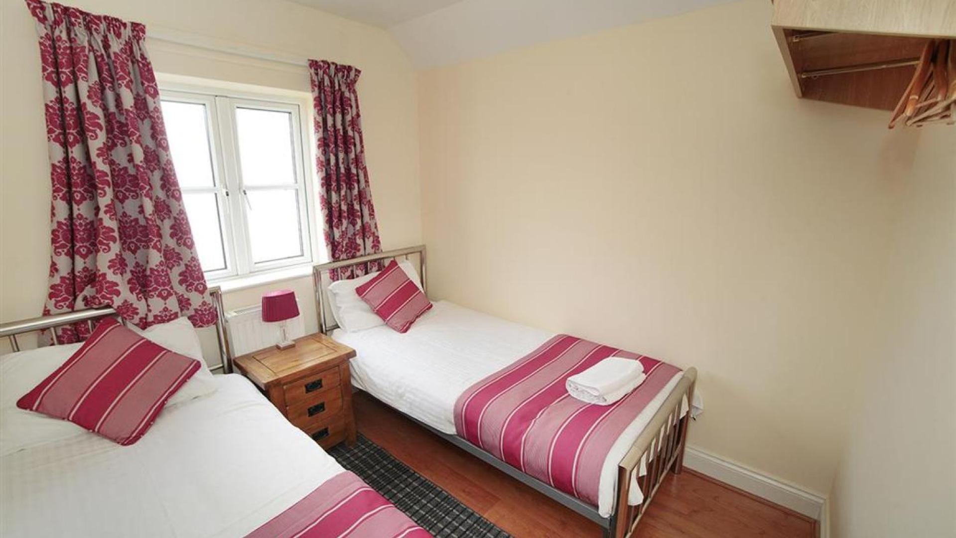 4 Bed in Port Eynon oc-hh9901