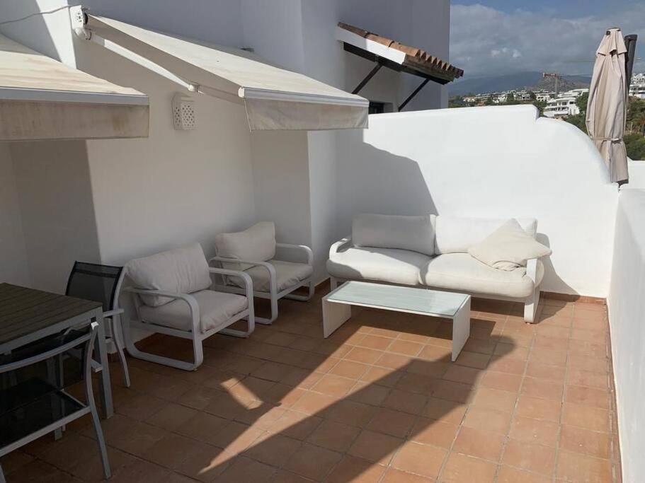 Een ruim zonnig appartement met groot terras in een mooi complex, op 15' te voet van het strand; op 10' van Estepona en van Puerto Banus. view 4