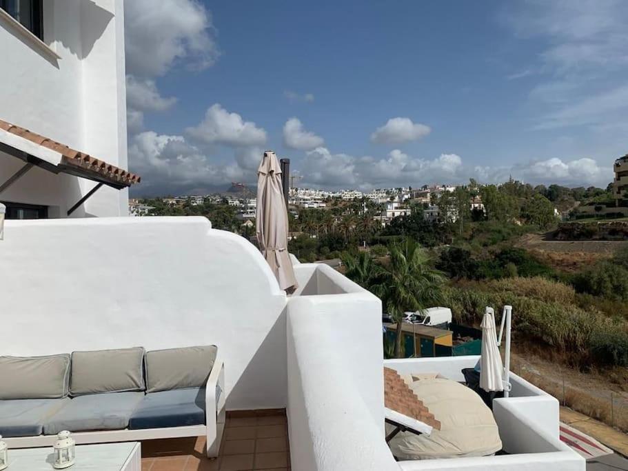 Een ruim zonnig appartement met groot terras in een mooi complex, op 15' te voet van het strand; op 10' van Estepona en van Puerto Banus. view 5