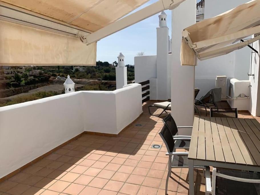 Een ruim zonnig appartement met groot terras in een mooi complex, op 15' te voet van het strand; op 10' van Estepona en van Puerto Banus. view 2