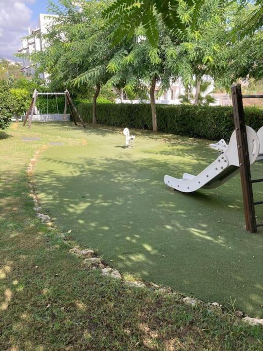 Een ruim zonnig appartement met groot terras in een mooi complex, op 15' te voet van het strand; op 10' van Estepona en van Puerto Banus. view 3