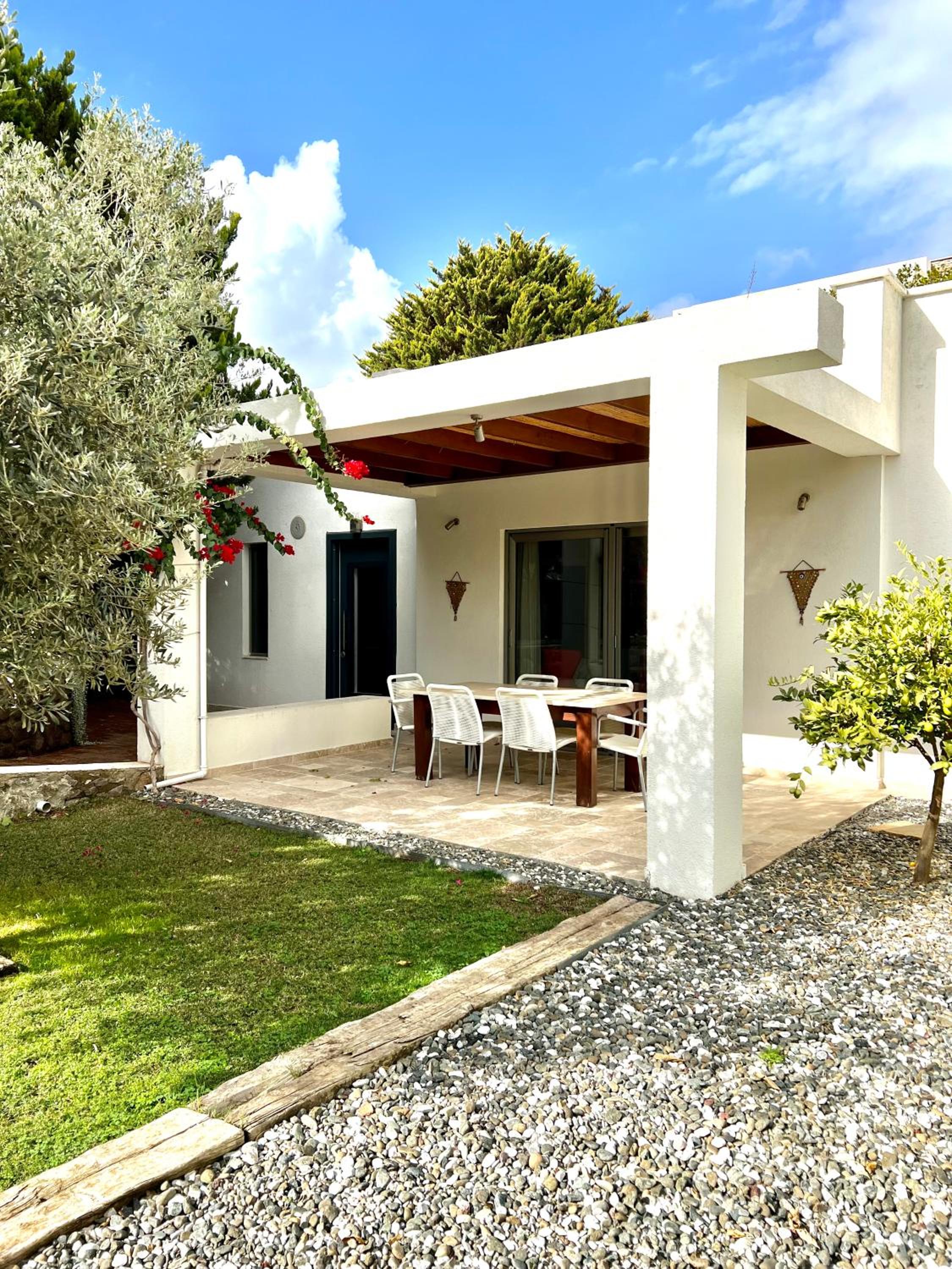 Cute Bodrum Home, Modern 2 plus 1 stand alone house with garden, near the beach