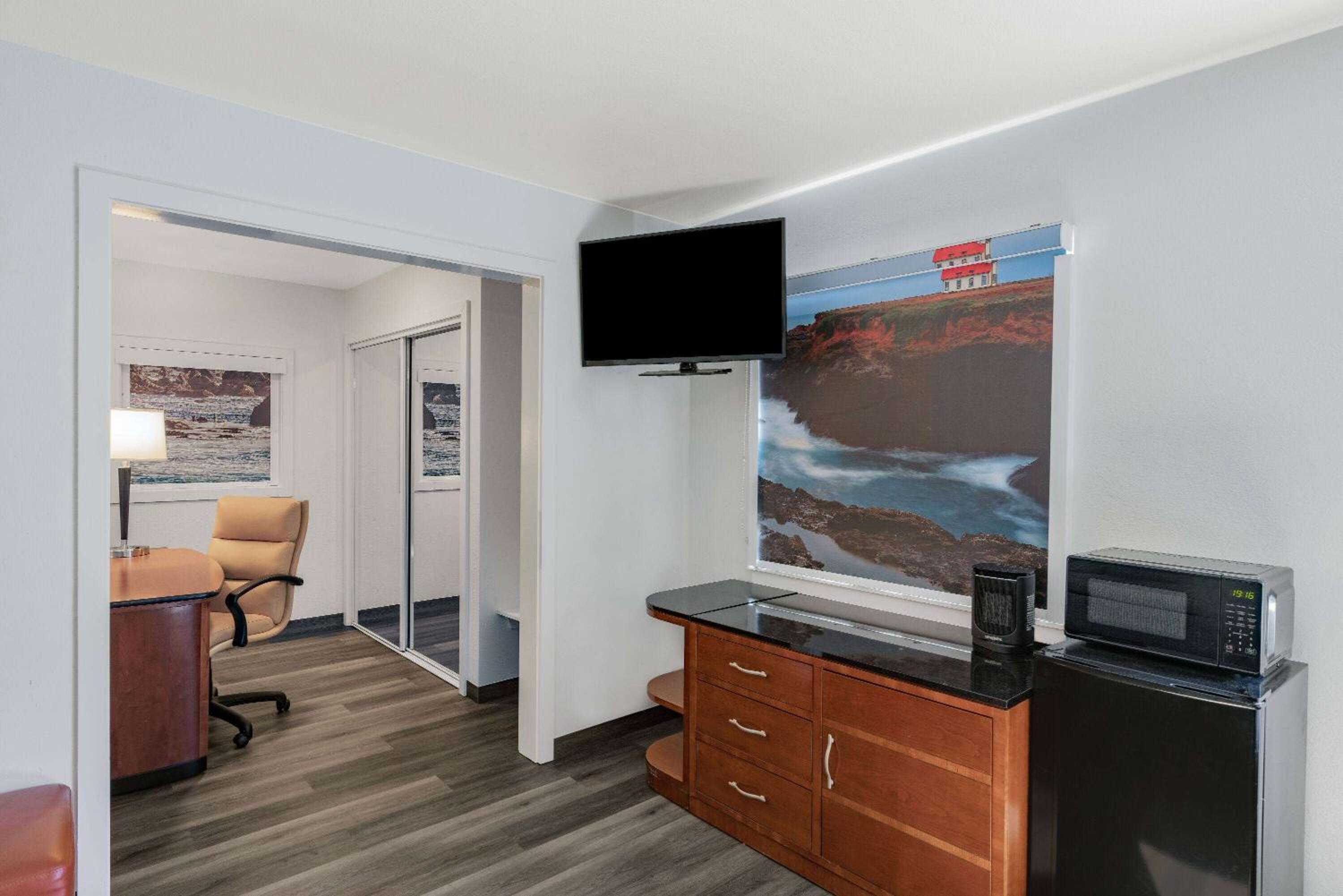 Oceanside Inn & Suites, a Days Inn by Wyndham