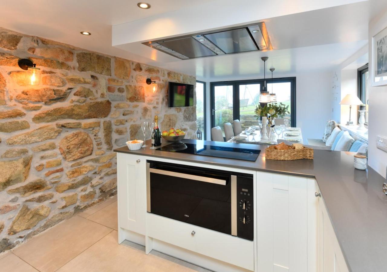 4 Bed in Llanbedrog oc-1frond view 4