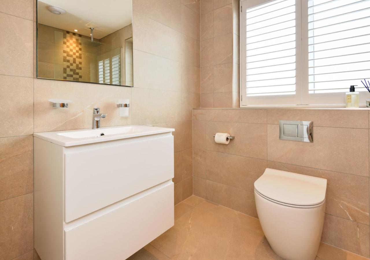 4 Bed in Abersoch oc-skylab