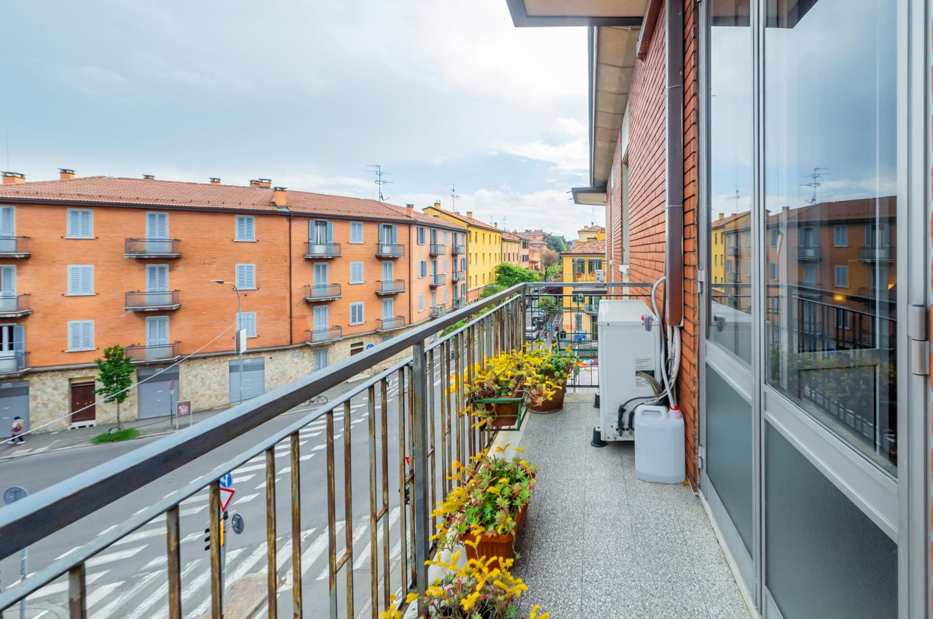 GuestHost - Ospedale Sant'Orsola Pizzardi White Apartment view 2