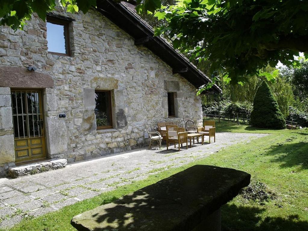 Etxetxobarri, caserío independiente con vistas a la crestería de Anboto
