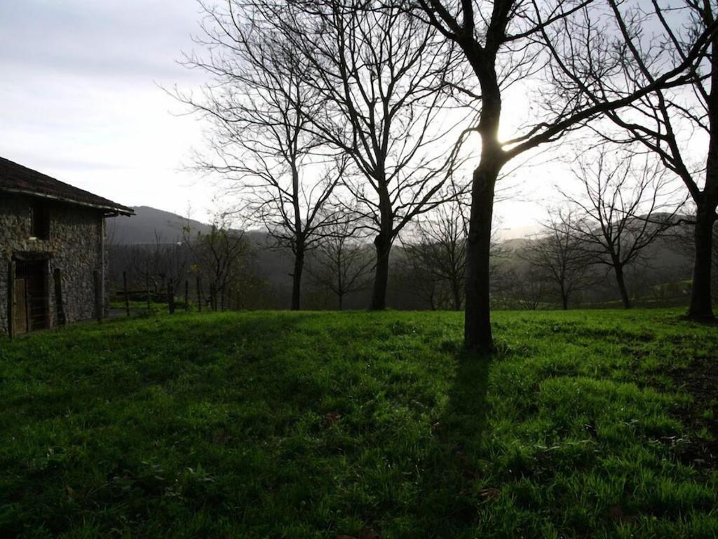 Etxetxobarri, caserío independiente con vistas a la crestería de Anboto