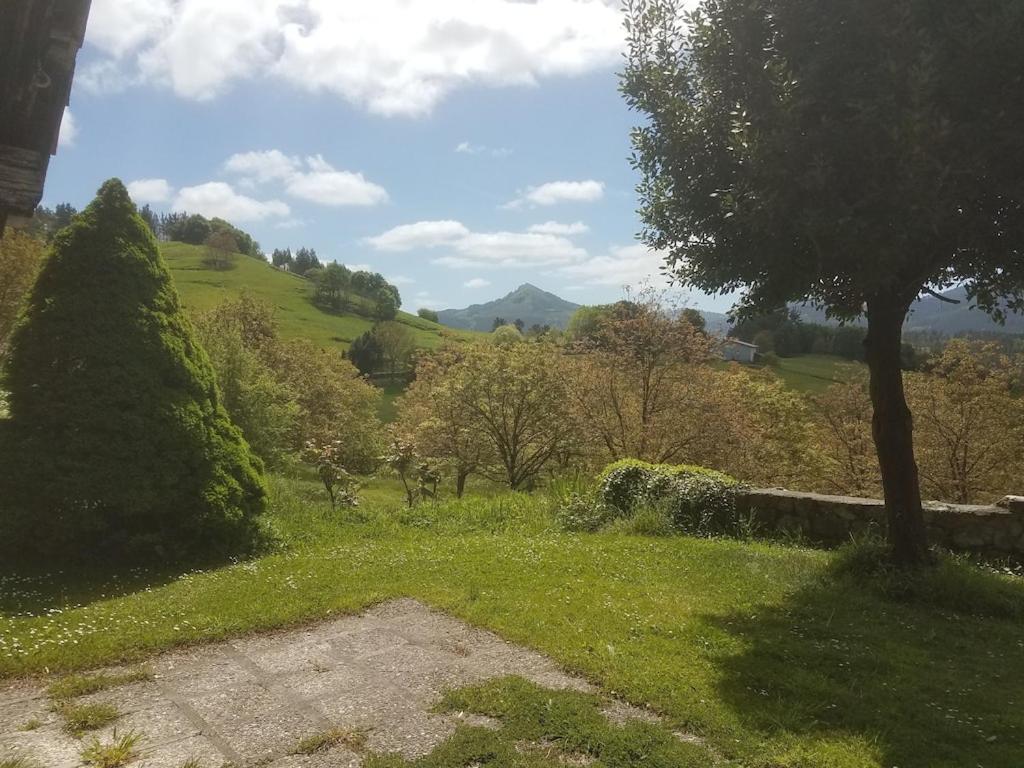 Etxetxobarri, caserío independiente con vistas a la crestería de Anboto