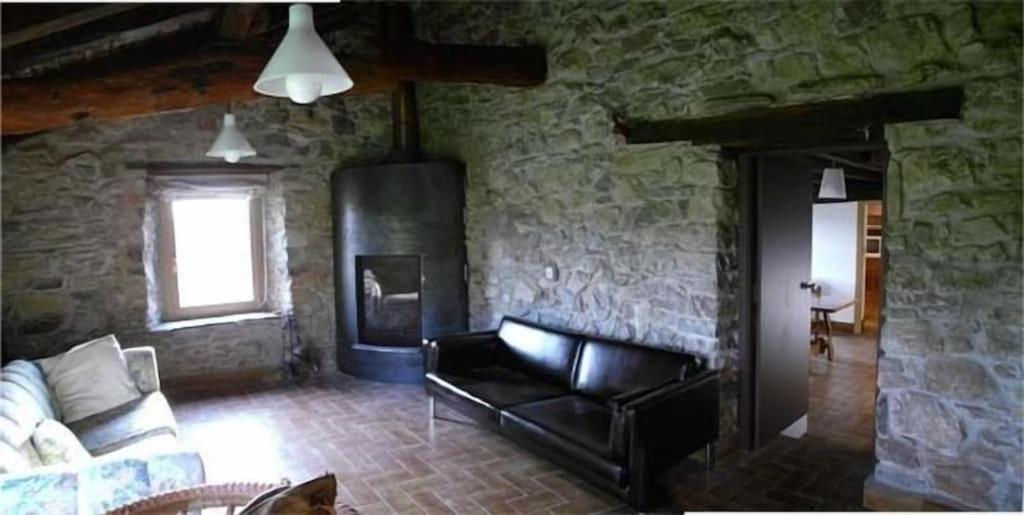 Etxetxobarri, caserío independiente con vistas a la crestería de Anboto