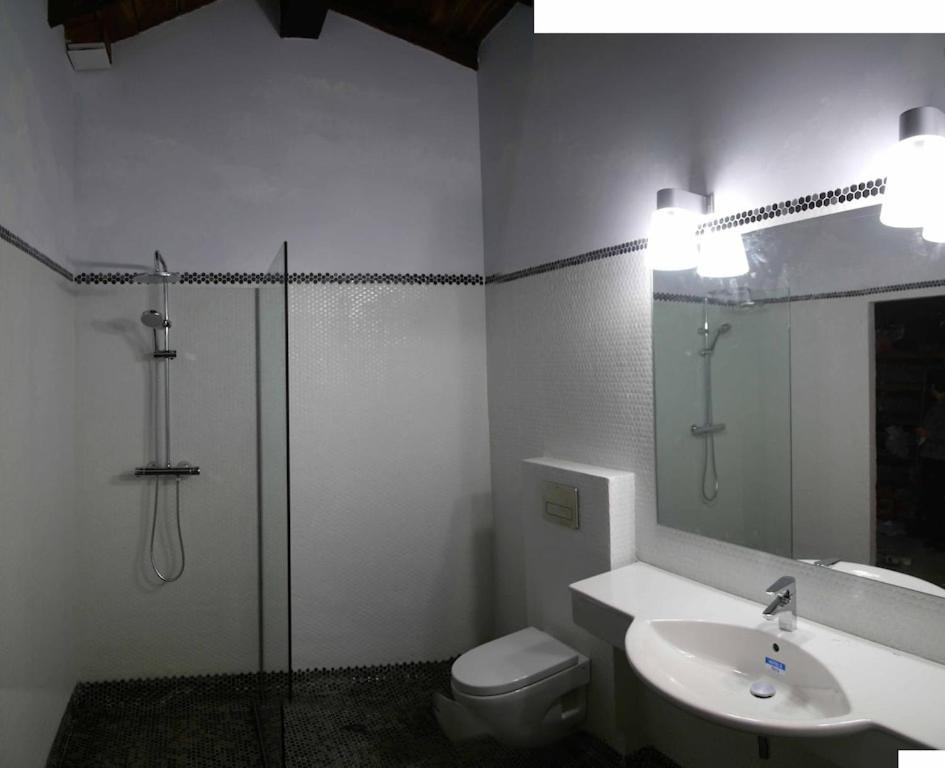 Etxetxobarri, caserío independiente con vistas a la crestería de Anboto