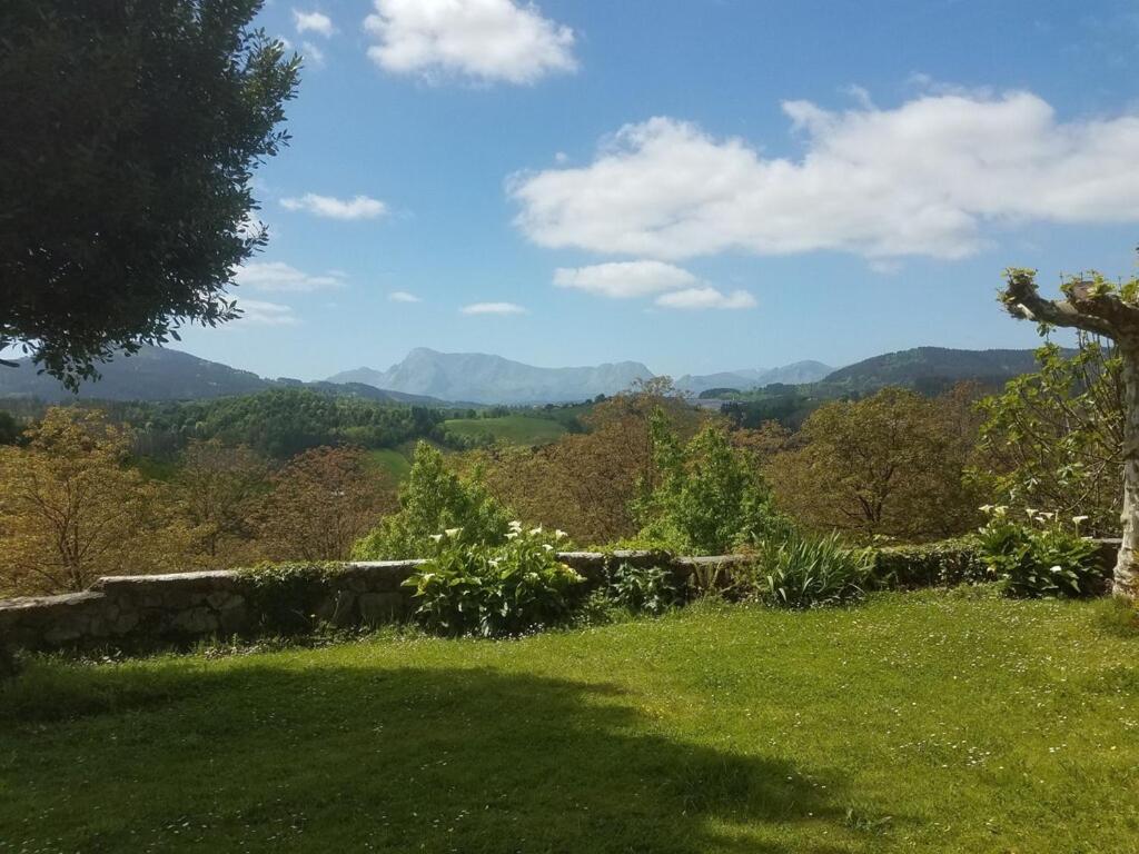 Etxetxobarri, caserío independiente con vistas a la crestería de Anboto