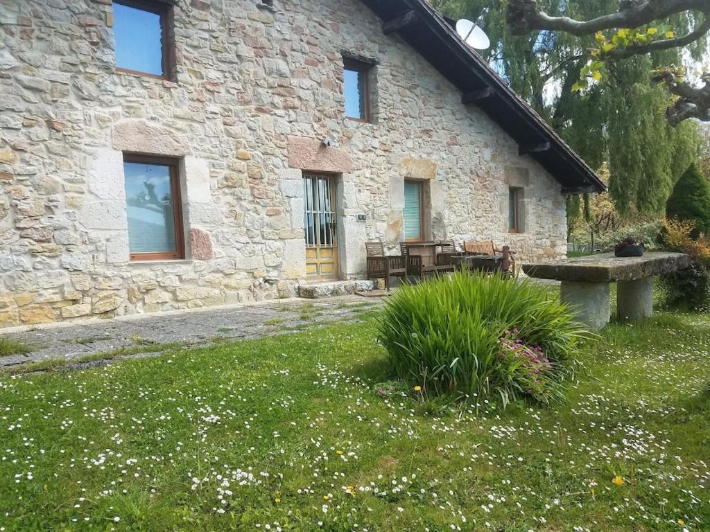 Etxetxobarri, caserío independiente con vistas a la crestería de Anboto
