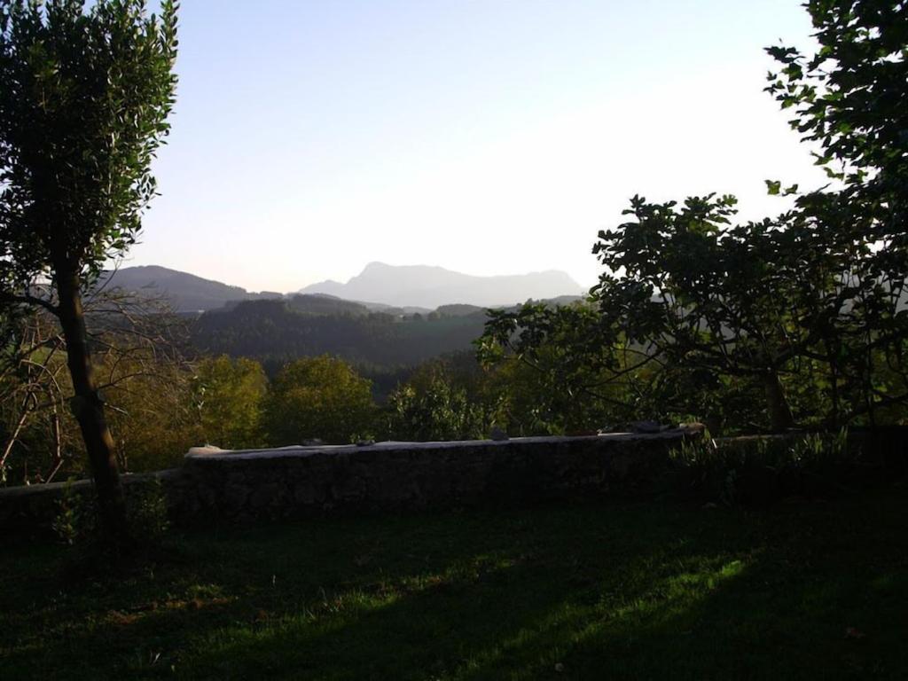 Etxetxobarri, caserío independiente con vistas a la crestería de Anboto