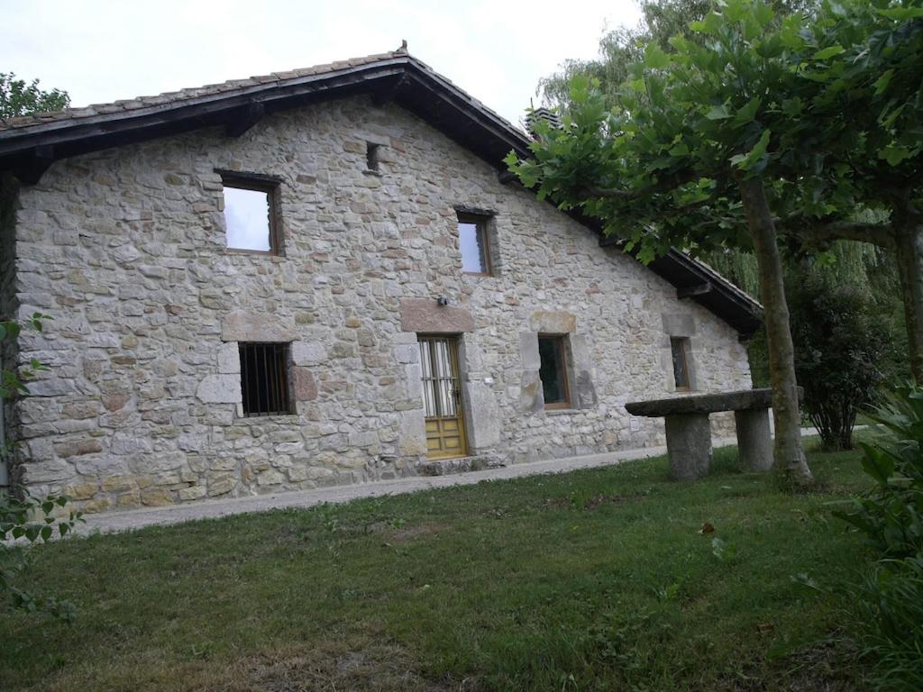 Etxetxobarri, caserío independiente con vistas a la crestería de Anboto