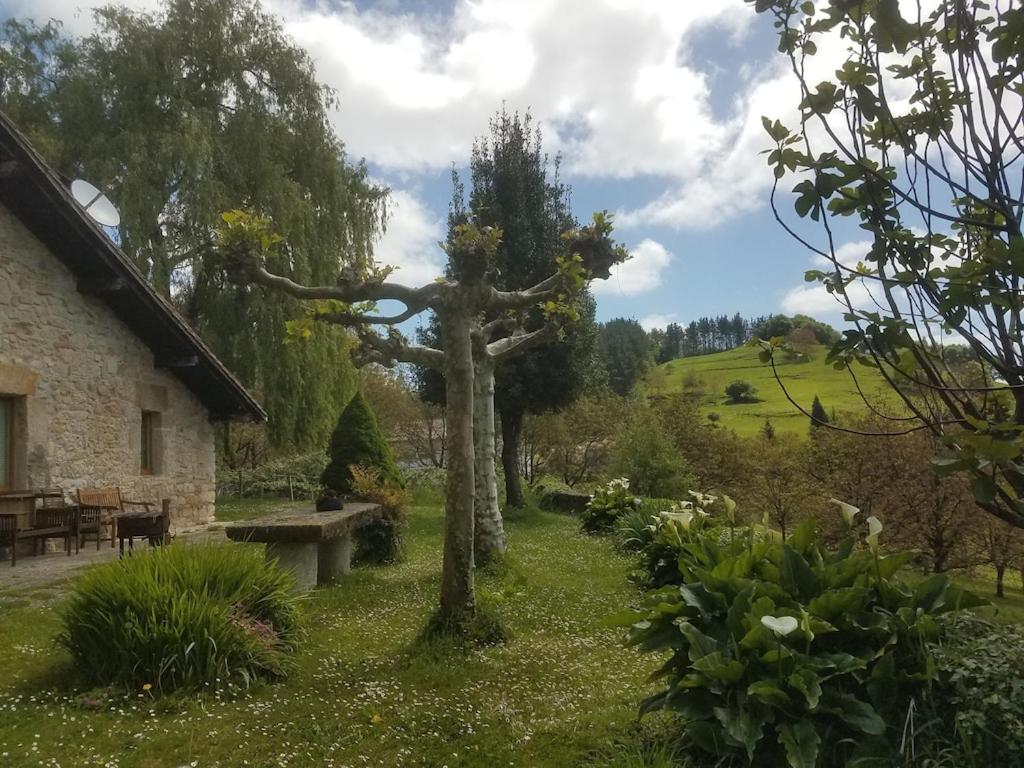 Etxetxobarri, caserío independiente con vistas a la crestería de Anboto