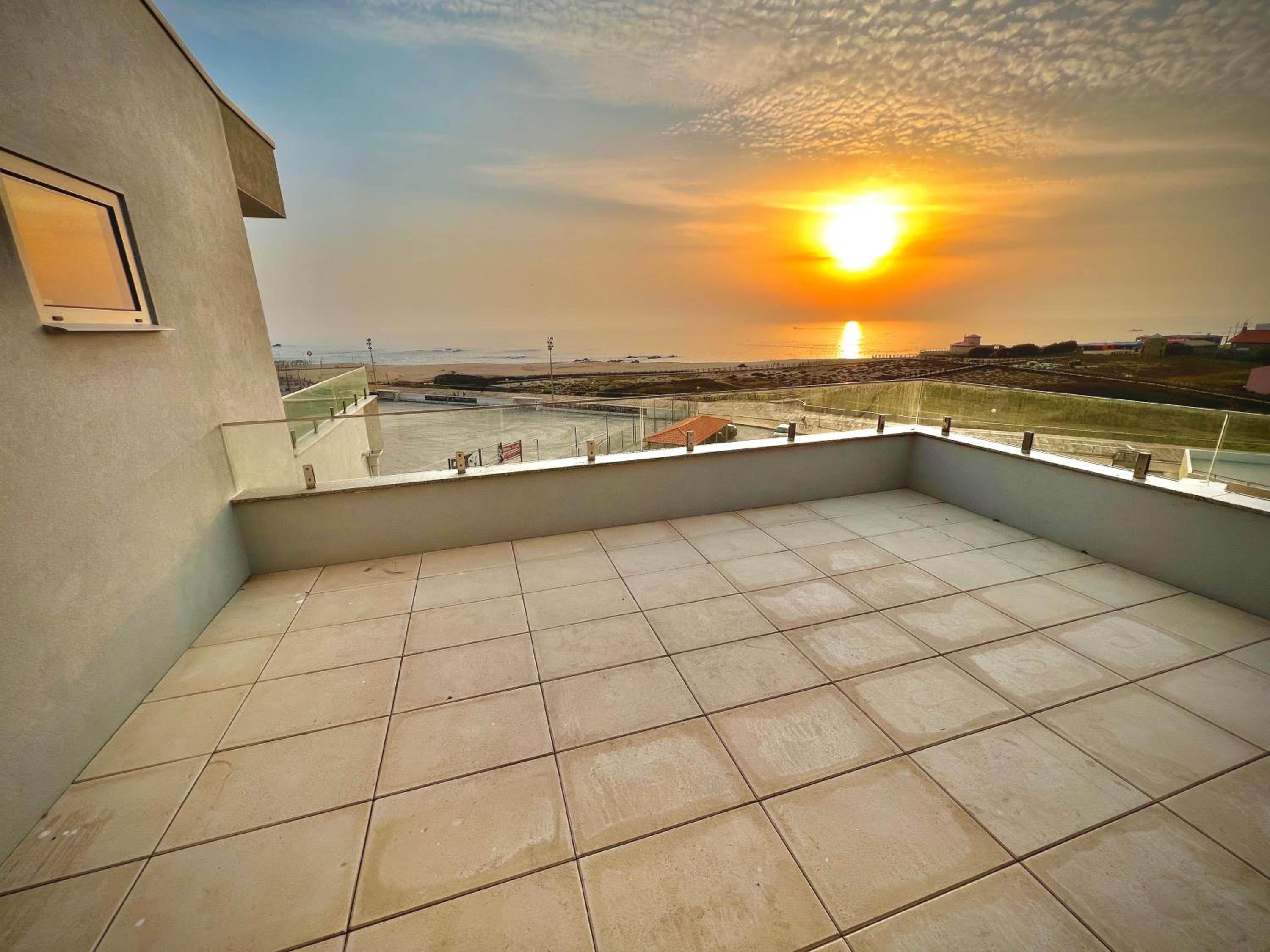 Breathtaking ocean front studio in Povoa de Varzim view 2