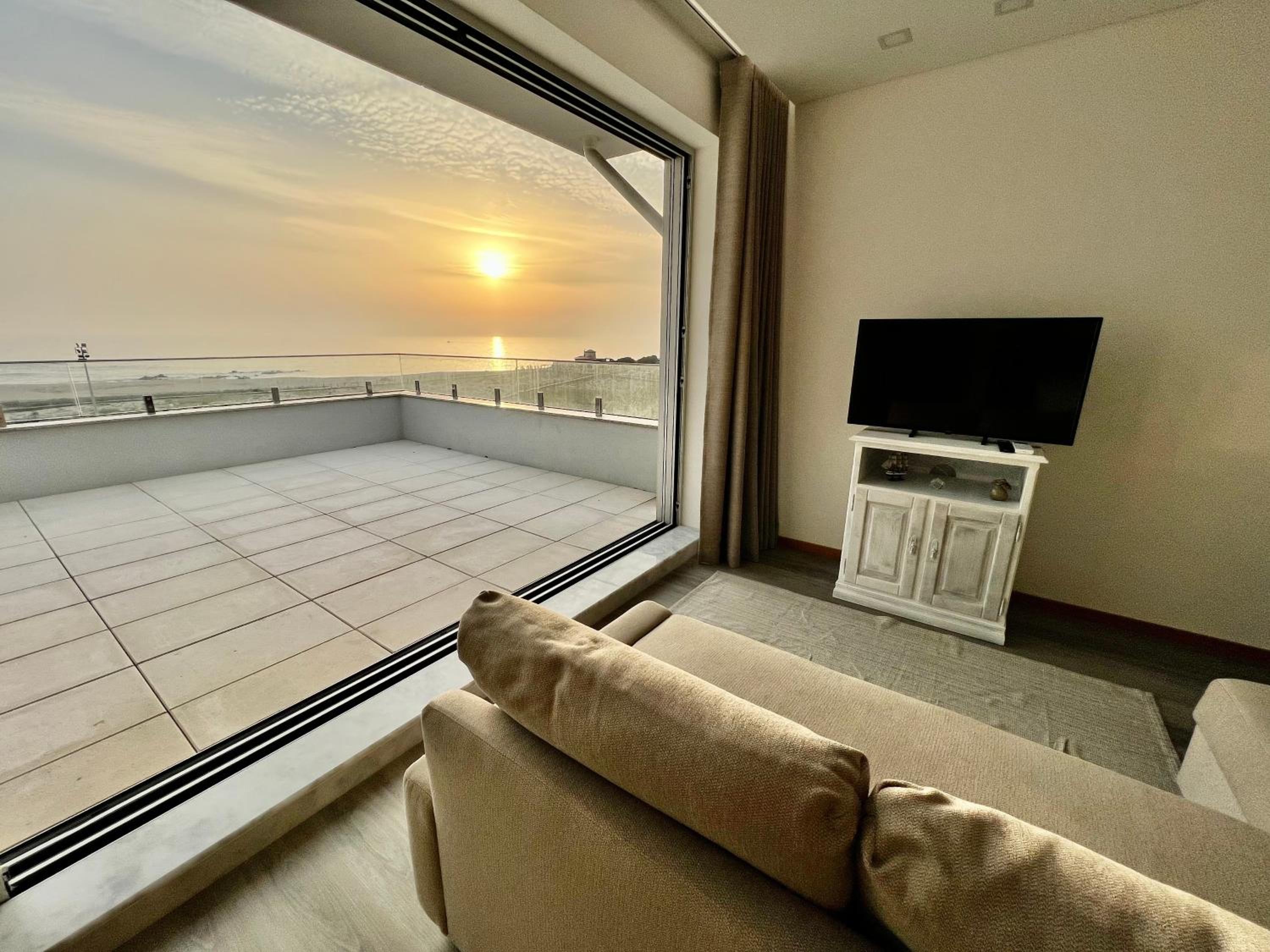 Breathtaking ocean front studio in Povoa de Varzim view 3