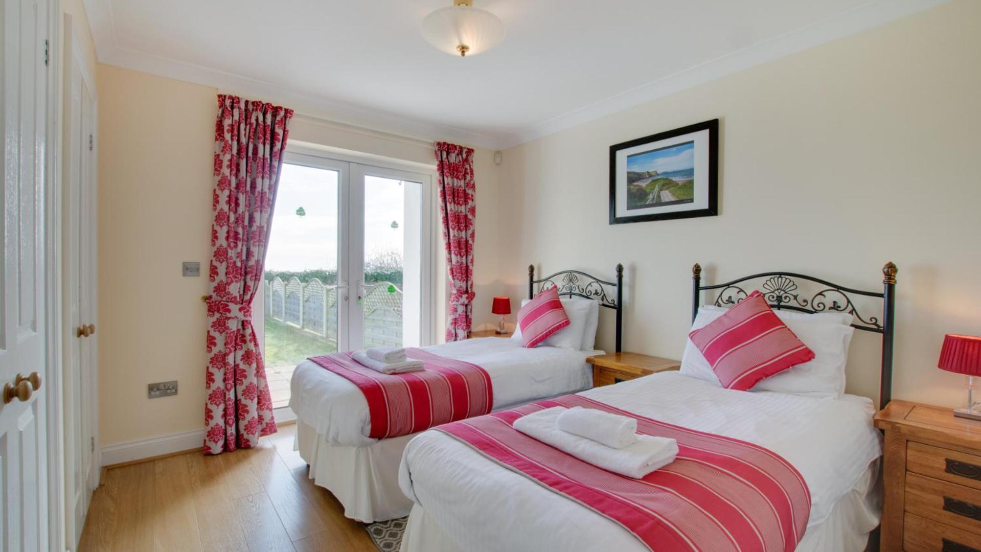 4 Bed in Port Eynon oc-hh9905
