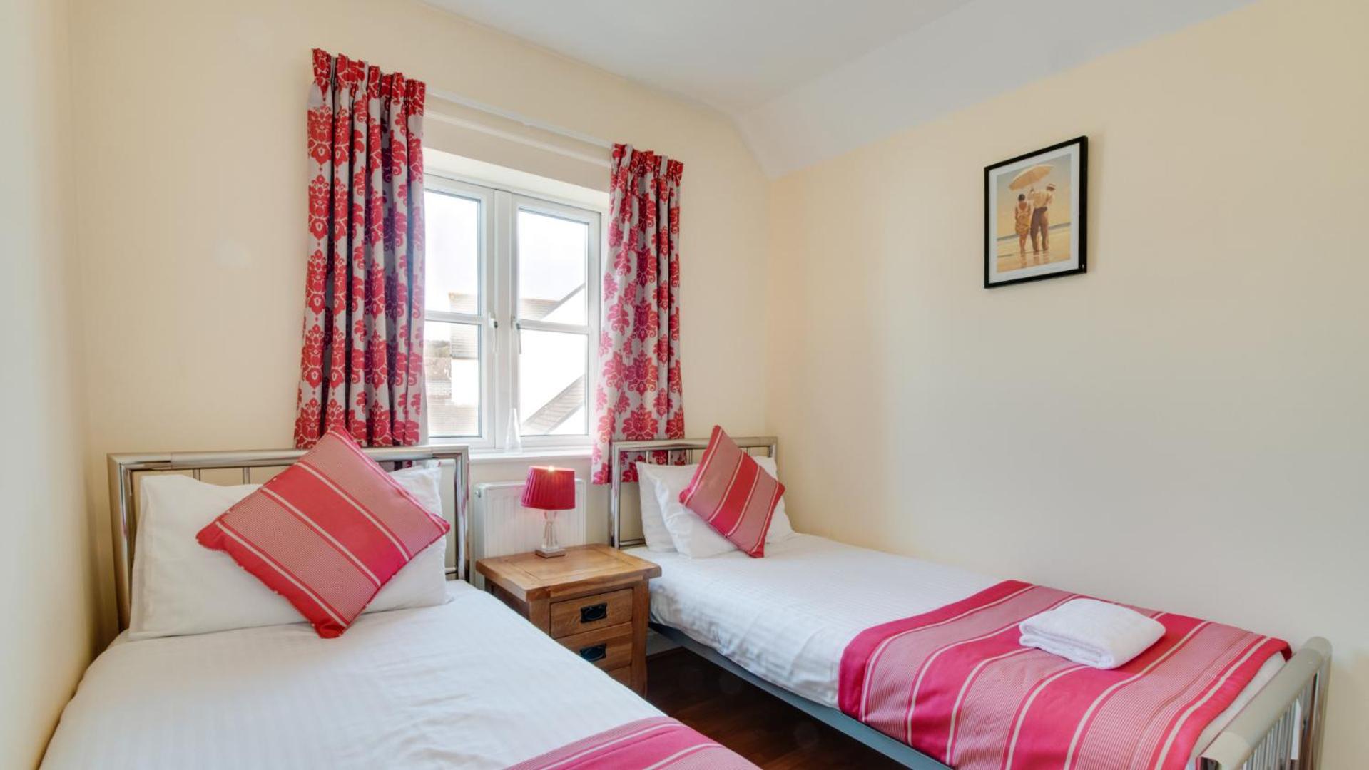 4 Bed in Port Eynon oc-hh9905
