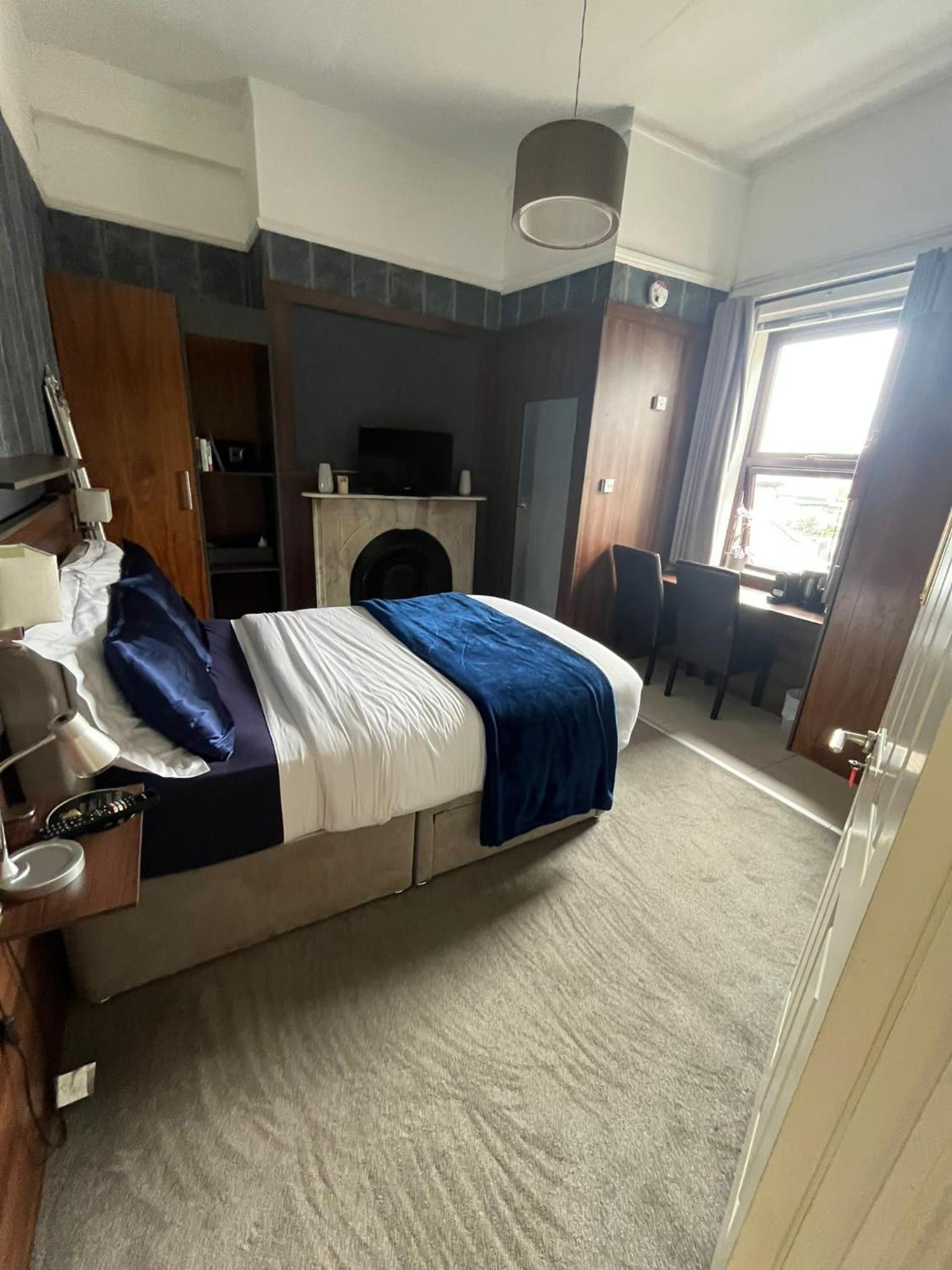 Upstairs Studio - Private kitchenette and Small en-suite