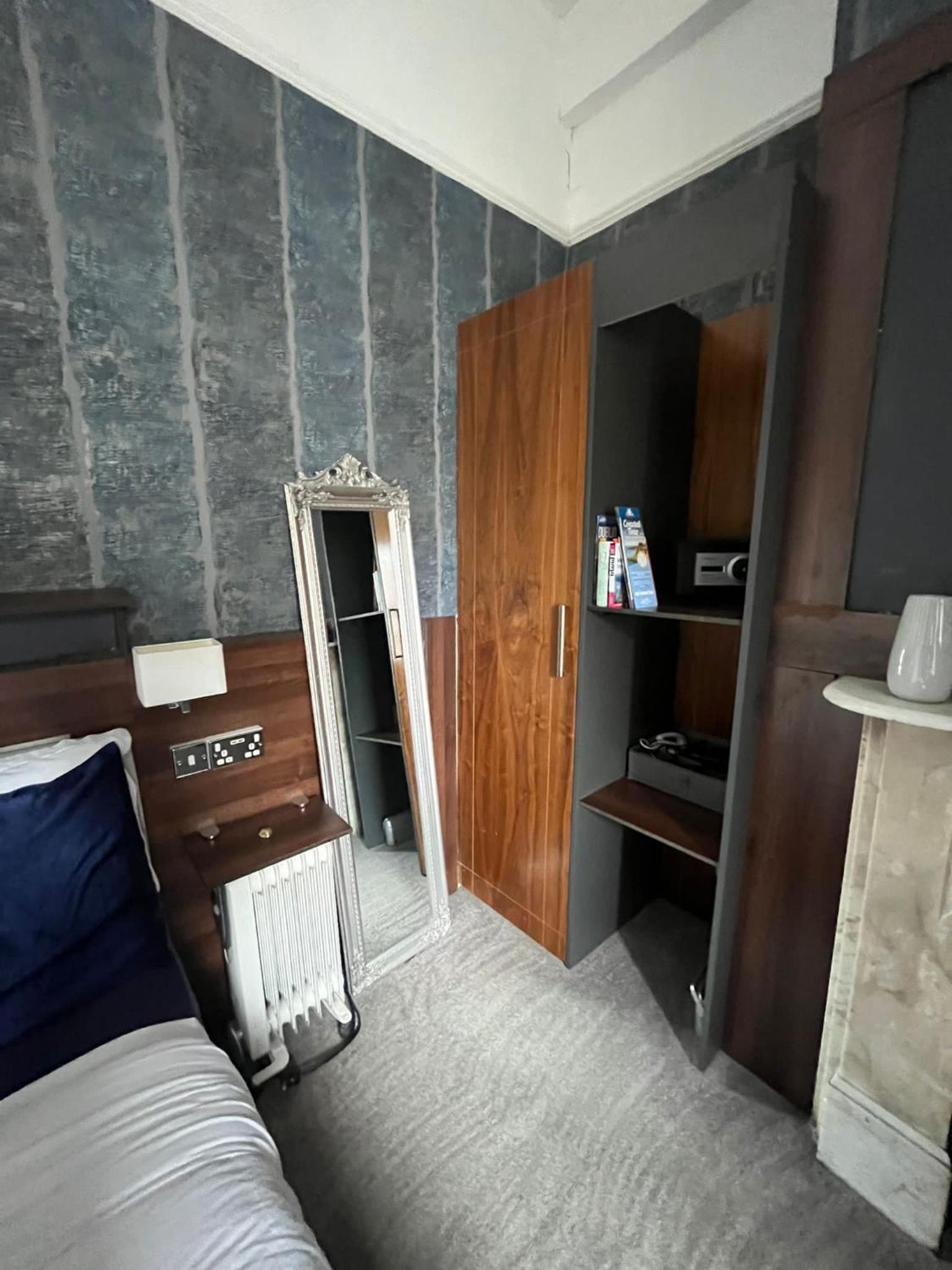 Upstairs Studio - Private kitchenette and Small en-suite