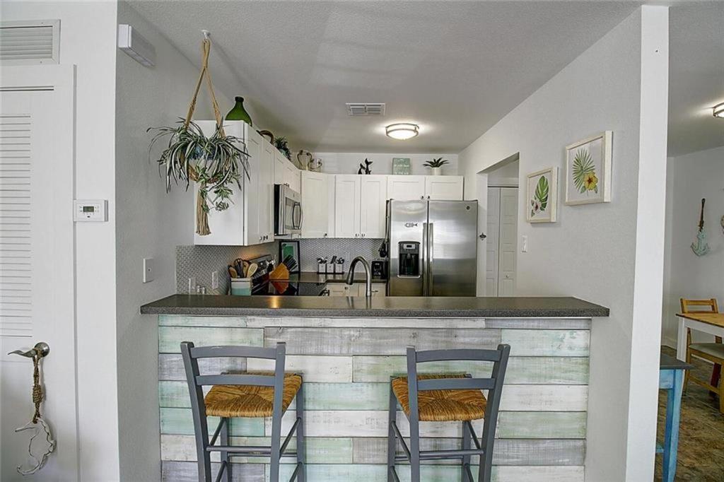 EC204 Newly Renovated, 2 Bedroom Second Floor Condo, Shared Pool & Grill, Boardwalk view 4